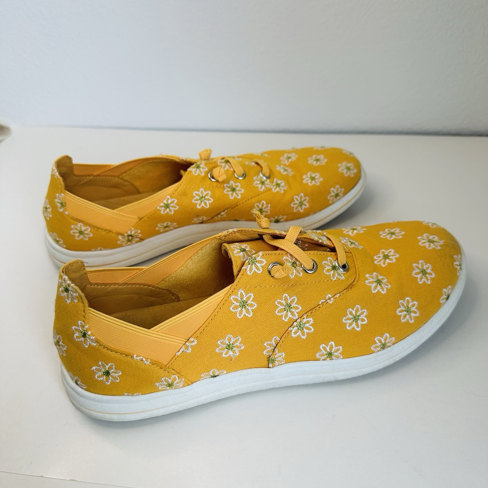 Clark’s Cloud Steppers Yellow Flower Sneakers Size 9