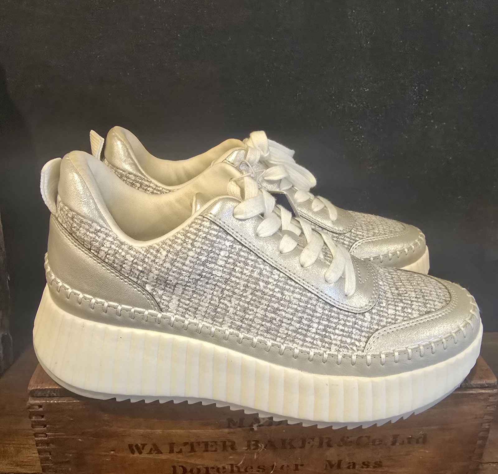 Universal Thread Womens Silver Persephone Sneakers Memory Foam Sz 9 New w Tags