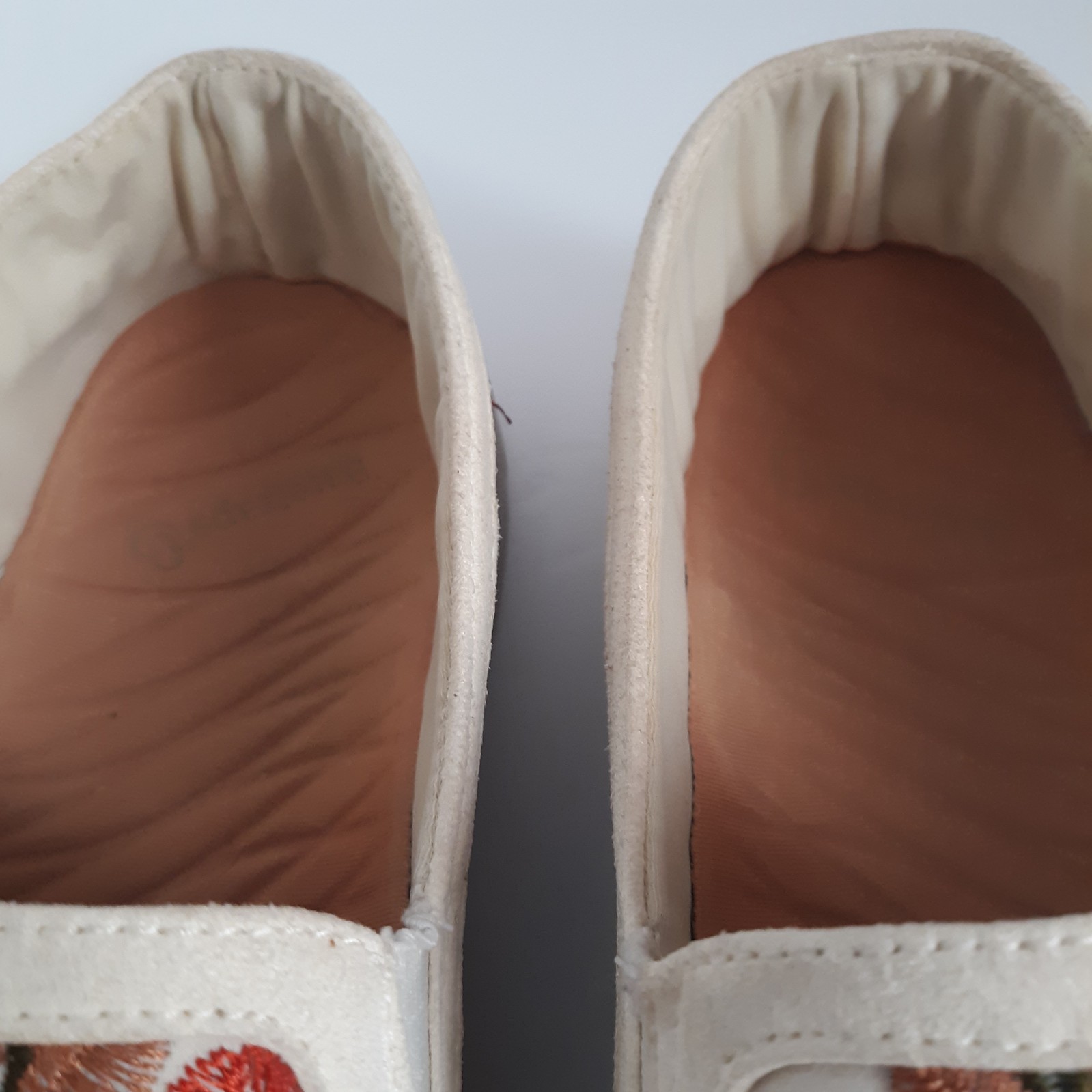 Baretraps Beech Floral Embroidered Multi/Beige Slip-On Women Sz 8M Casual Shoes