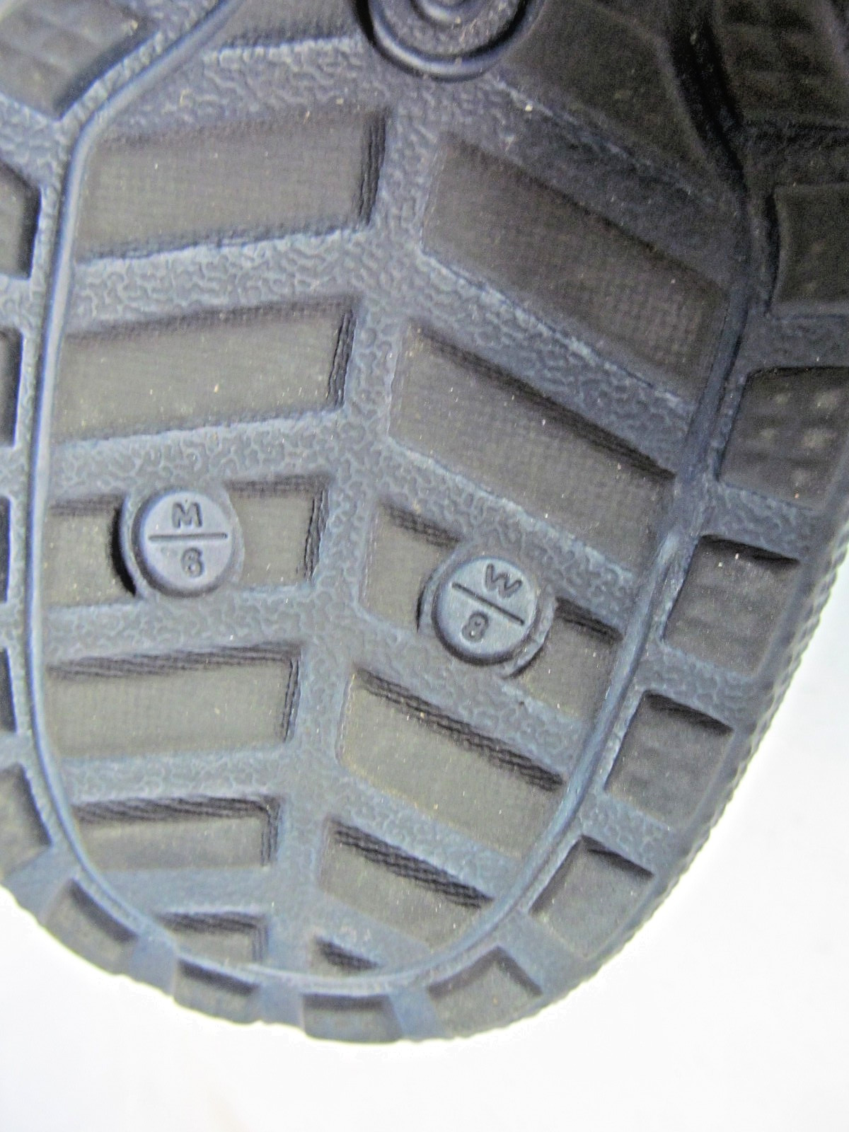 Crocs Faux Fur Lined Dark Blue Womens Size 8 Dual Comfort with cute daisy pins