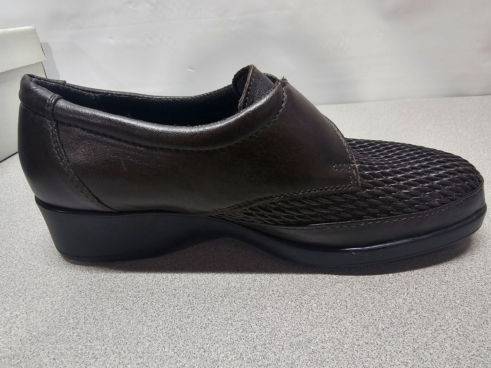 NIB RelaxShoe Eden Womens Size 6.5 Brown Leather Casual Walking Shoe Comfort