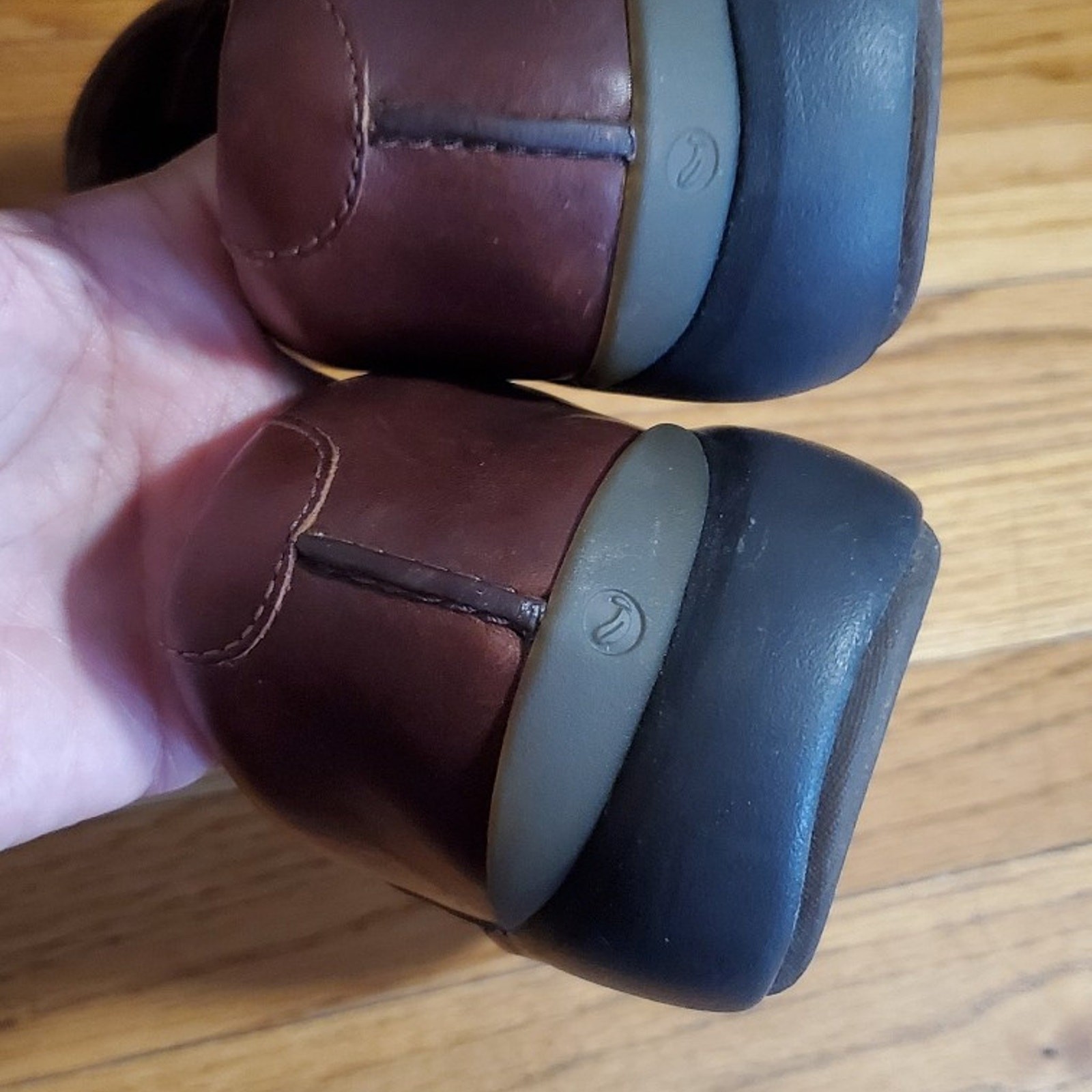 Clarks Un Loop2 Walk Dark Tan Leather 8.5 barely worn Excellent condition
