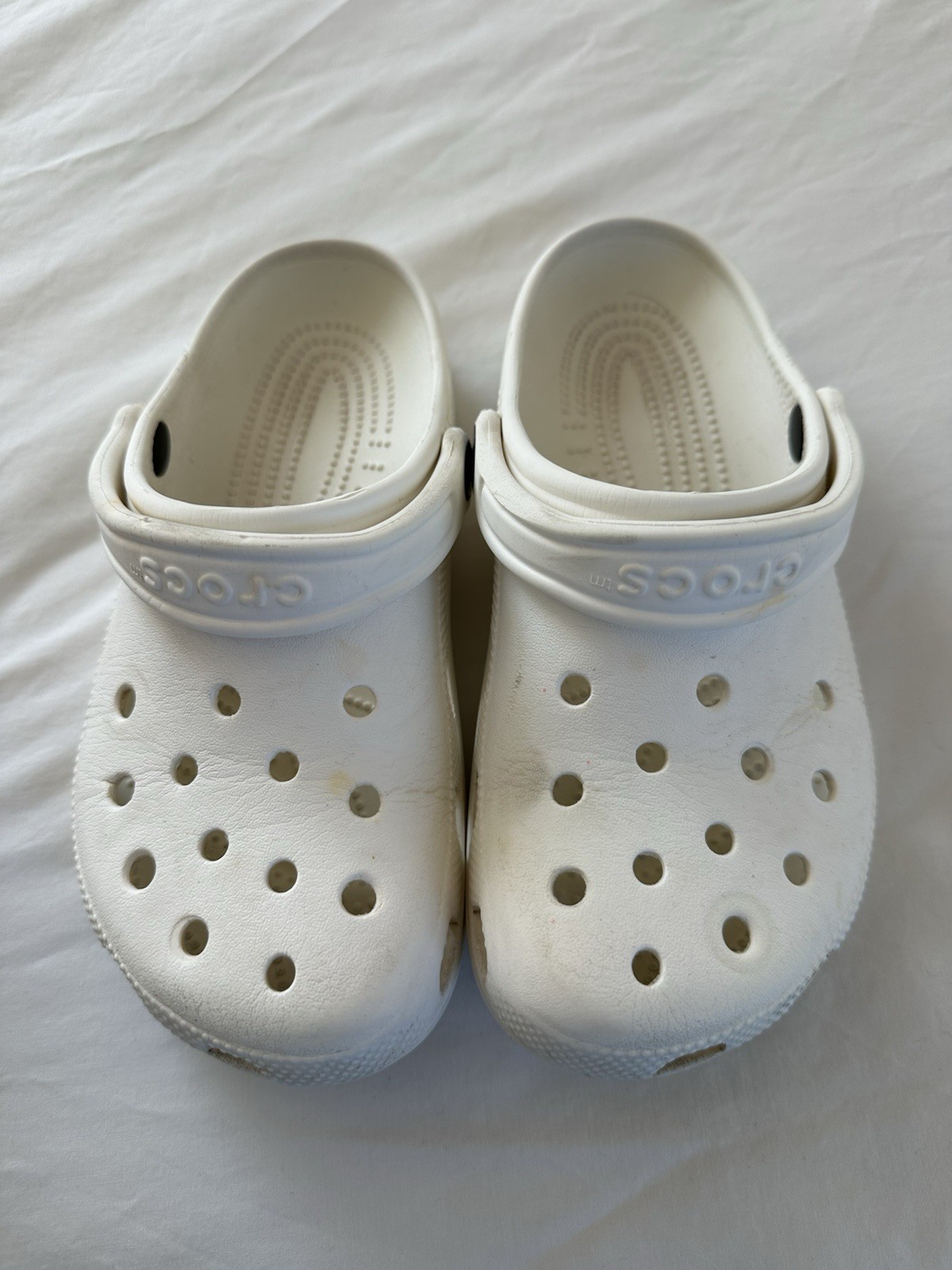 Crocs Unisex White Classic Slip-On Sandals, Ultra Light, Water-Friendly, M4W6