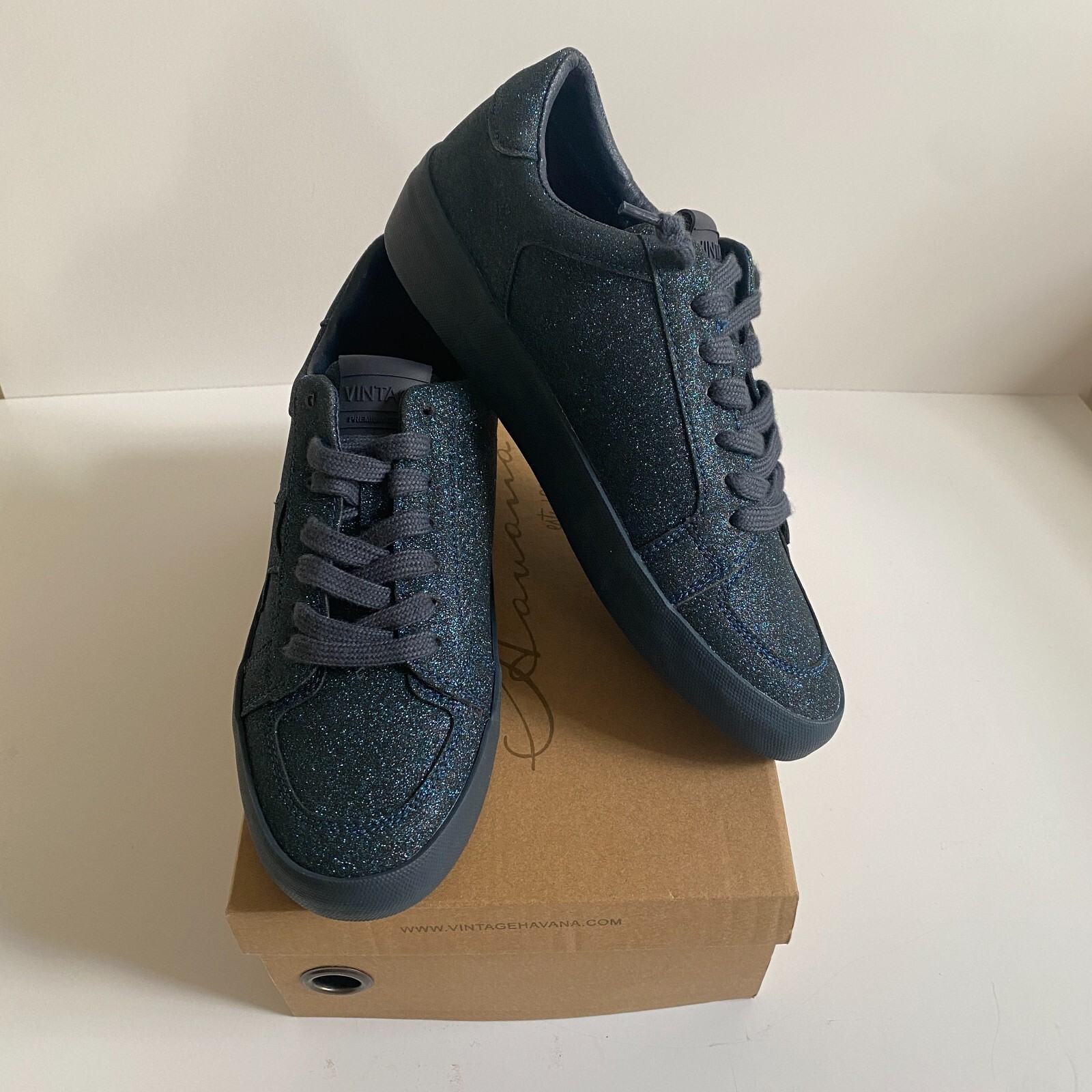 NWT Vintage Havana Premium Design Kara Matt Low Top Lace Up Sneakers Sz 8.5 Fall
