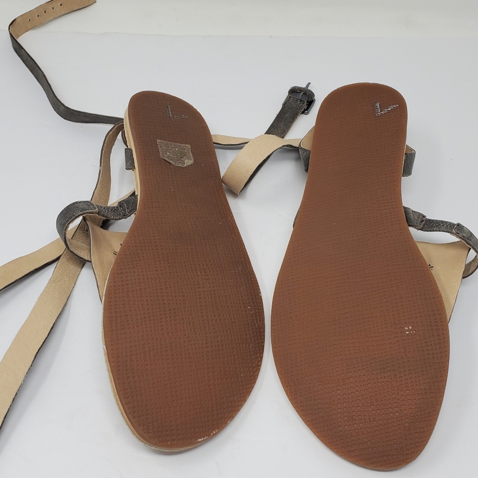 Koolaburra By UGG Acacia Leather studded ankle wrap strap sandal Great conditio