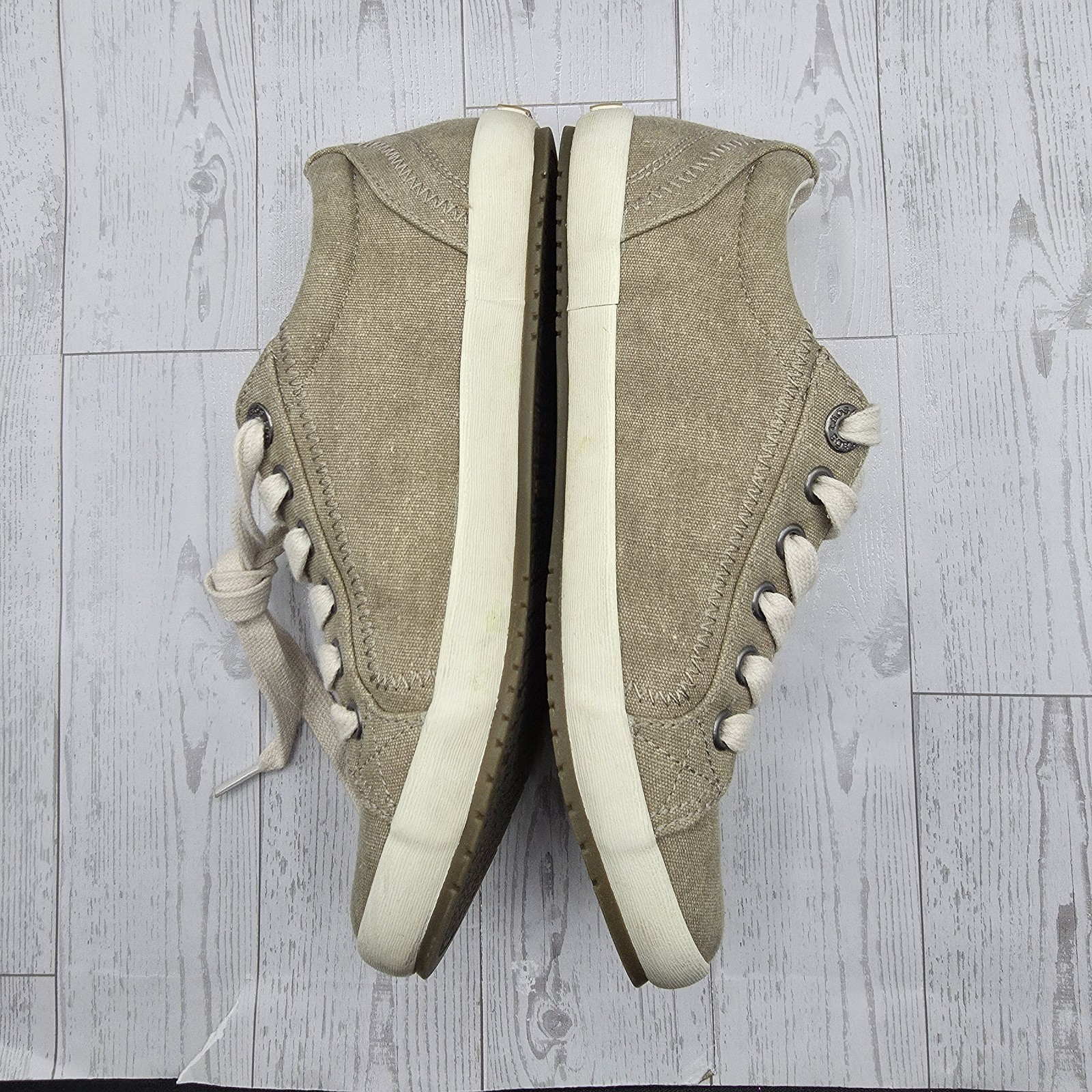 Taos Women’s Star canvas sneakers in a khaki or oat wash Size 5.5