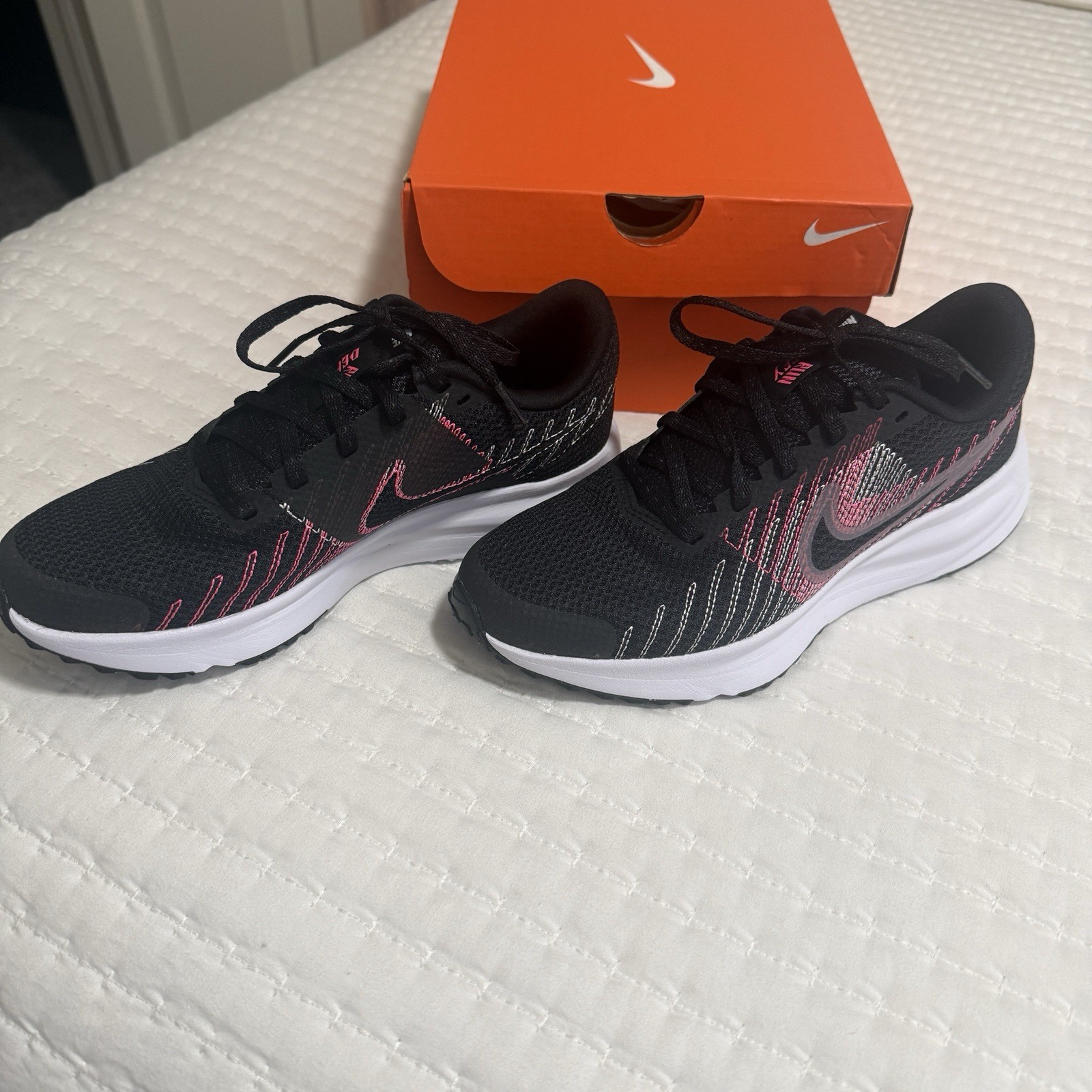 Nike Run Defy 6.5 Women’s Road Running Shoes Black & Pink Lace-Up Sneakers NIB