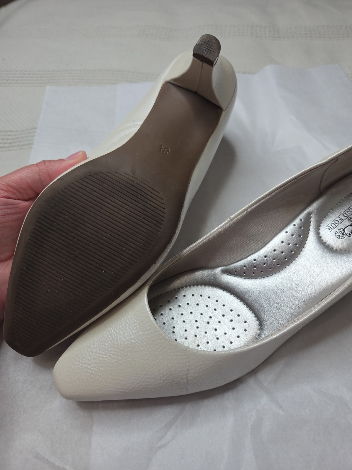 Coach Pearl White Patent Kitten Heel Pumps Women’s 8.5 Pointed Toe EUC