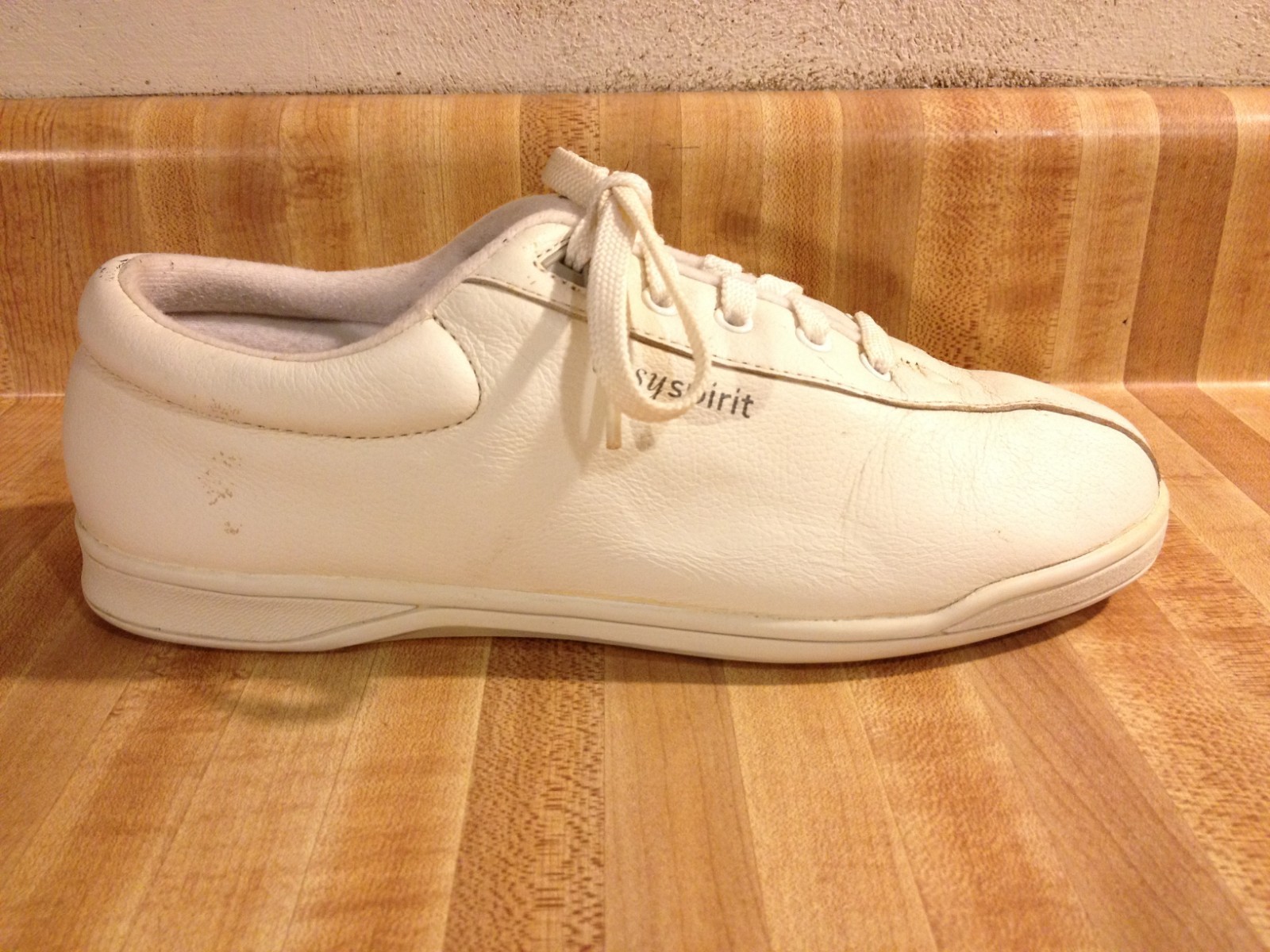 Easy Spirit AP1 Womens 8D/B French Vanilla White Leather Lace Up Walking Sneaker
