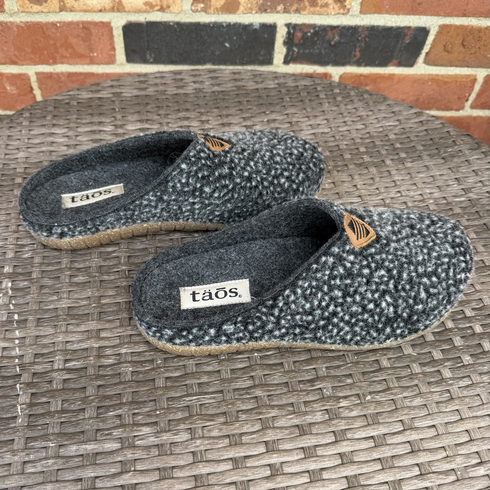 New Taos “My Sweet Wool” Charcoal Plush Clogs Unisex Sz 39 US 8.5W/6.5M NWOB!