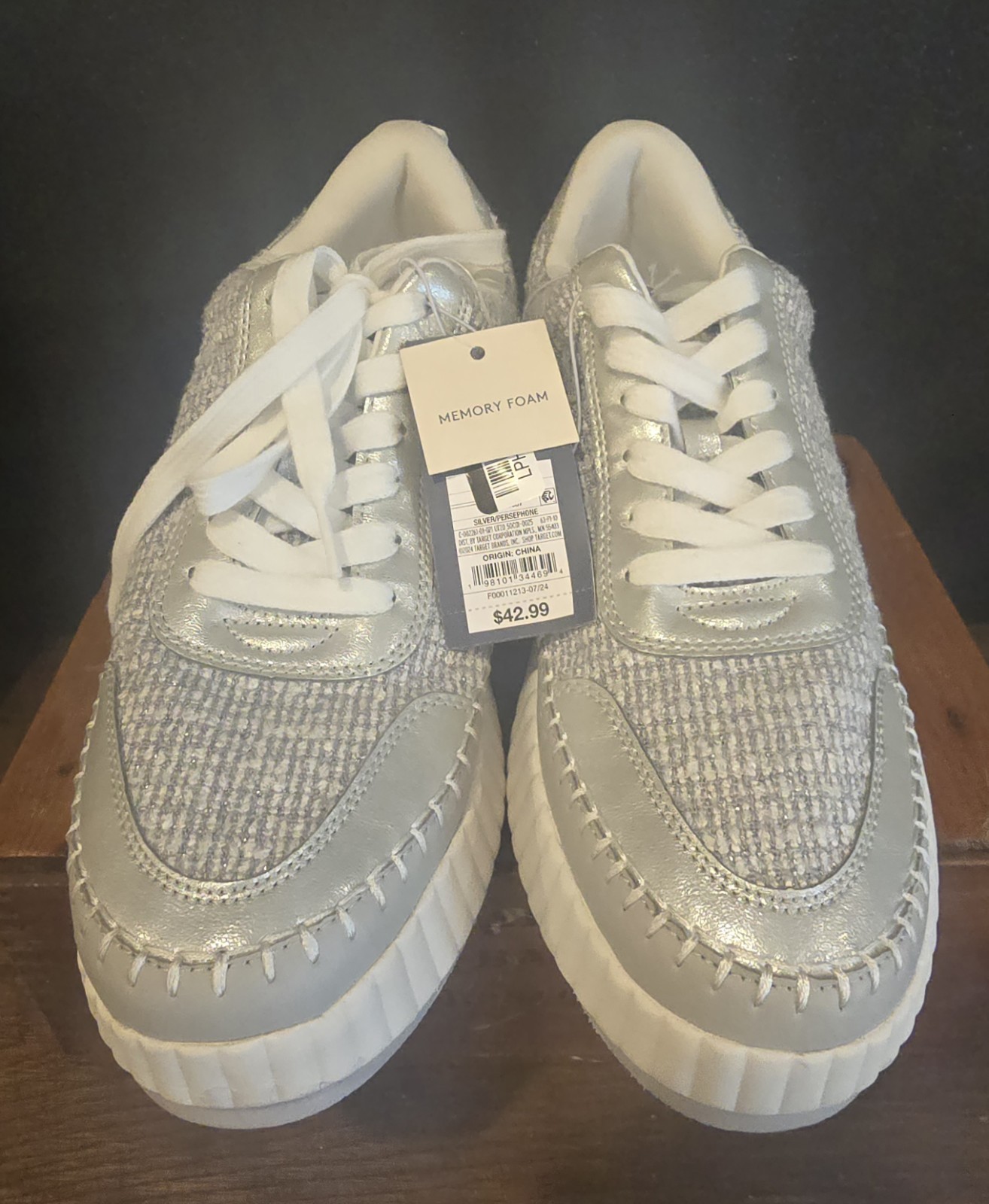 Universal Thread Women’s Silver Persephone Sneakers Memory Foam Sz 11 New w Tags