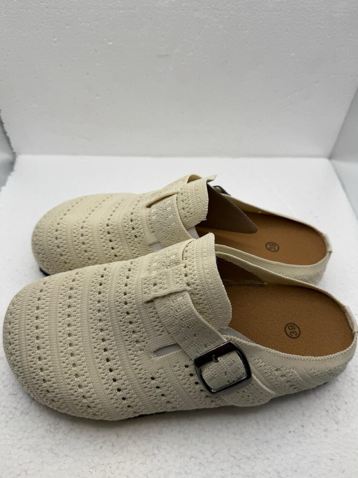 Women’s Cushion air Dumbo Slip On Clogs In A Soft Ivory Knit Upper Size 7