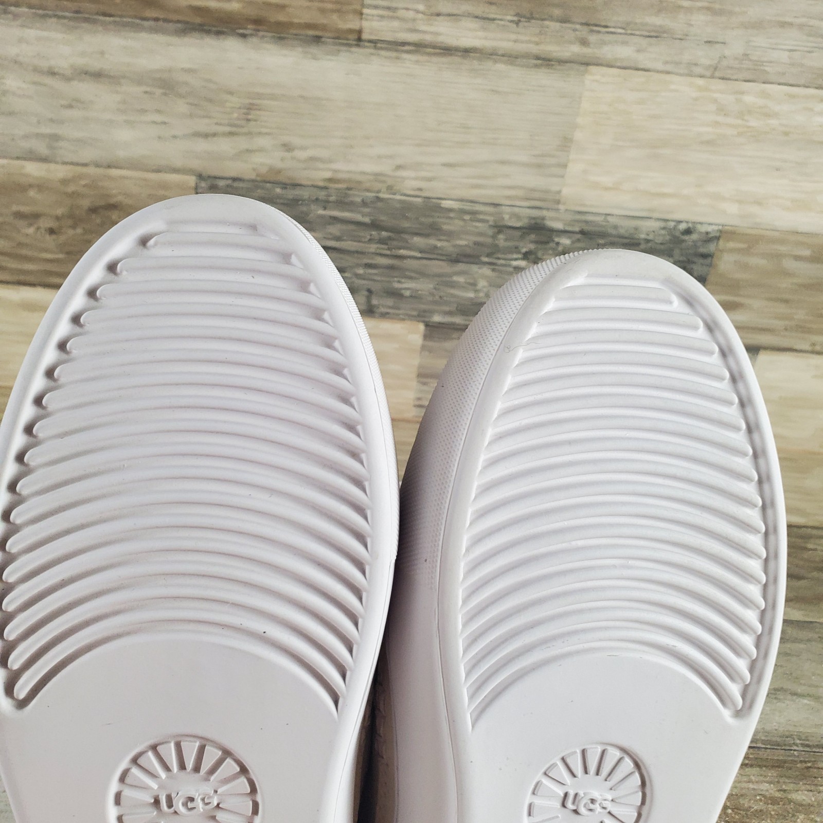 UGG Zilo Womens Shoes Sz 7 Beige Suede Comfort Low Top Round Toe Slip On Sneaker