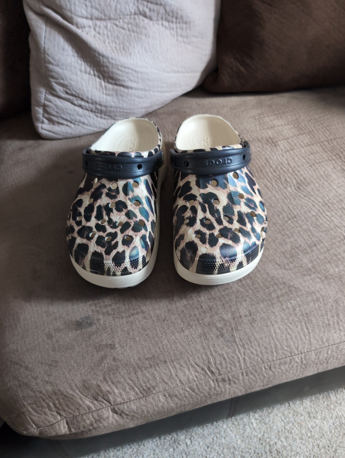 WOMENS SIZE 10 BAYA PLATFORM LEOPARD CROCS Great Condition