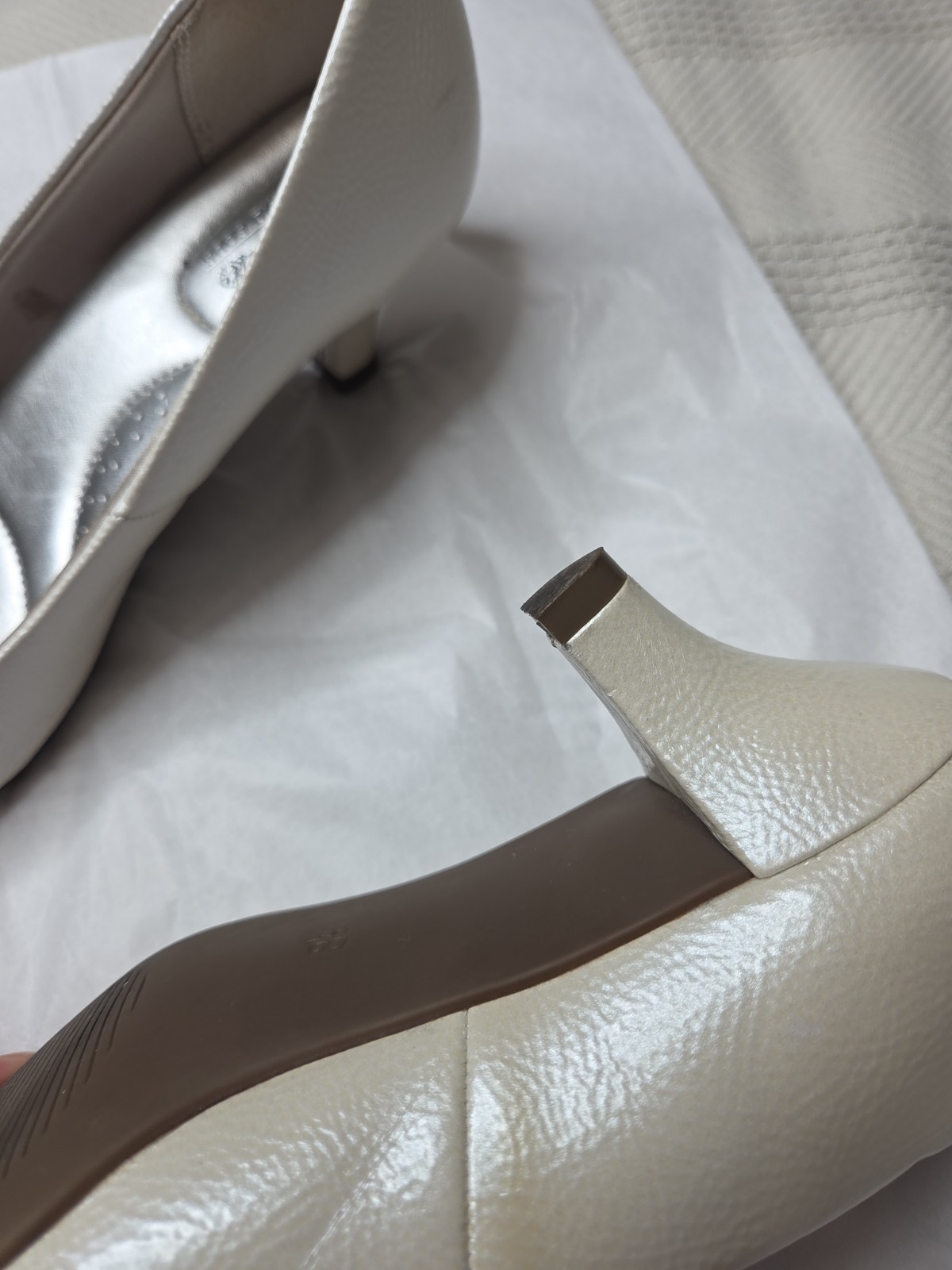 Coach Pearl White Patent Kitten Heel Pumps Women’s 8.5 Pointed Toe EUC