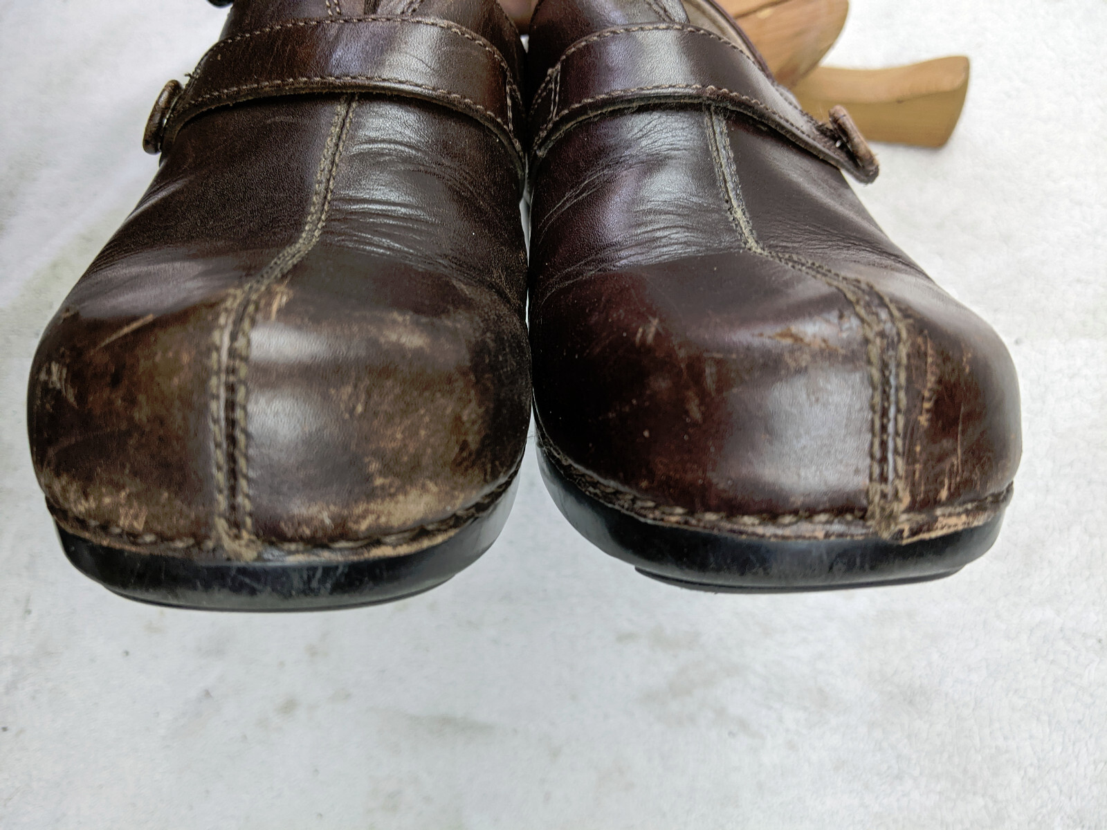 Dansko Solstice Brown Leather Womens 6 37 Split Toe Button Strap Clogs