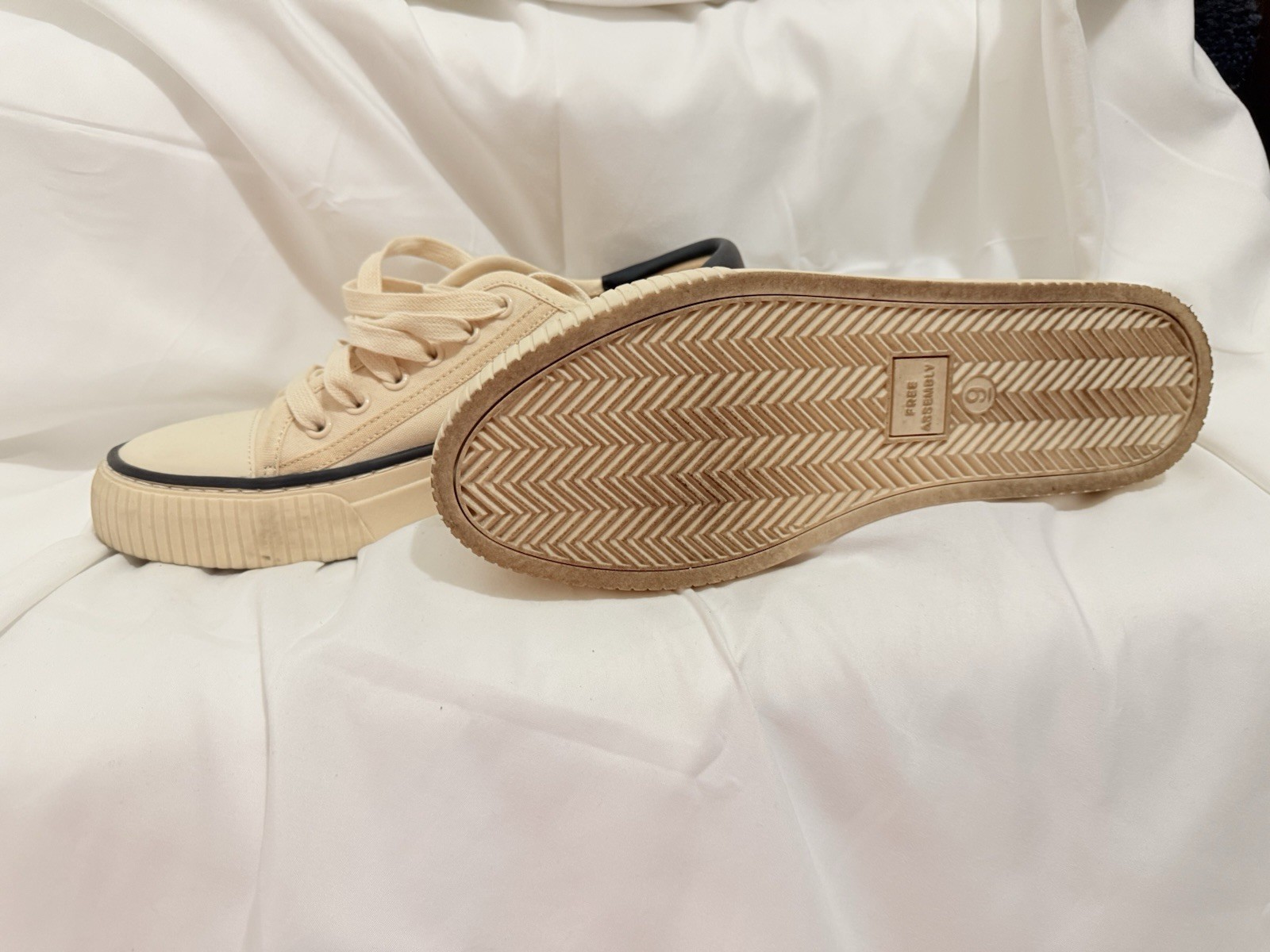 Free Assembly Canvas Low Top Sneaker Women Cream Sz 9 School