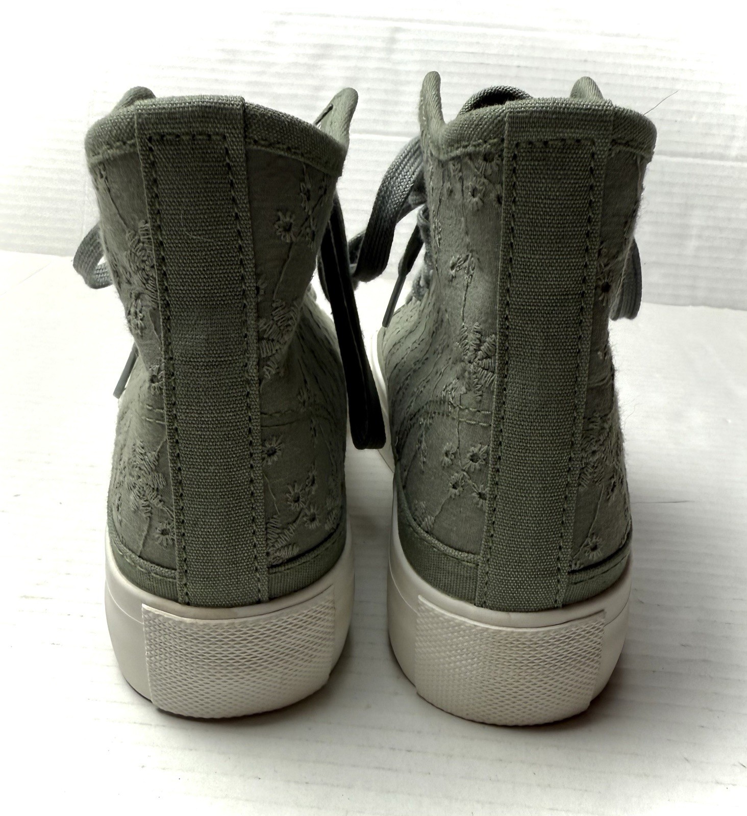 American Eagle Women’s 7 High-Top Platform Sneakers Green Crochet Boho Festival