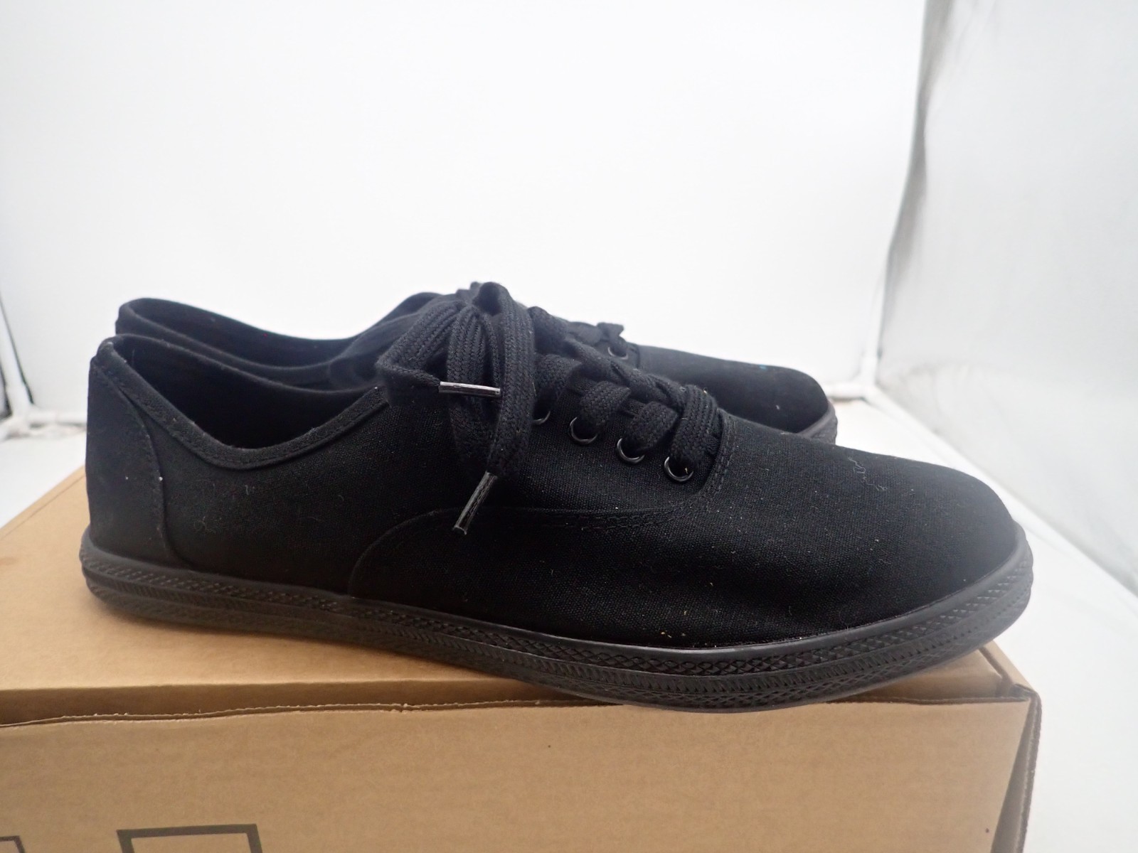 Lunea Canvas Apparel Sneakers – Universal Thread Size 10