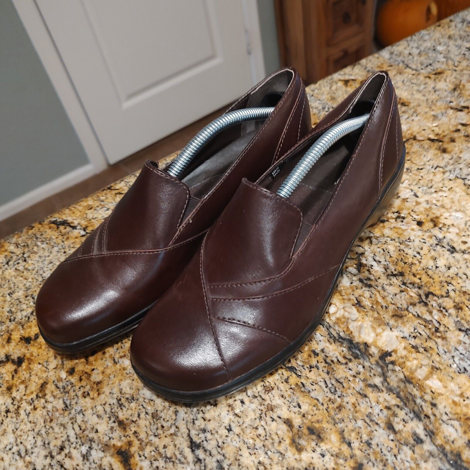 Clarks Women’s Sz 7.5M Blackberry Leather Slip On Loafers Shoes Brown 84630