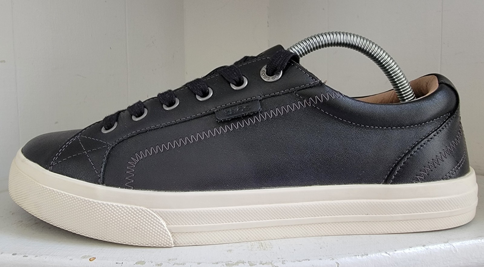 Taos Onward Black Leather Sneakers Size 11 Comfort Arch Support Insole Tie Shoes