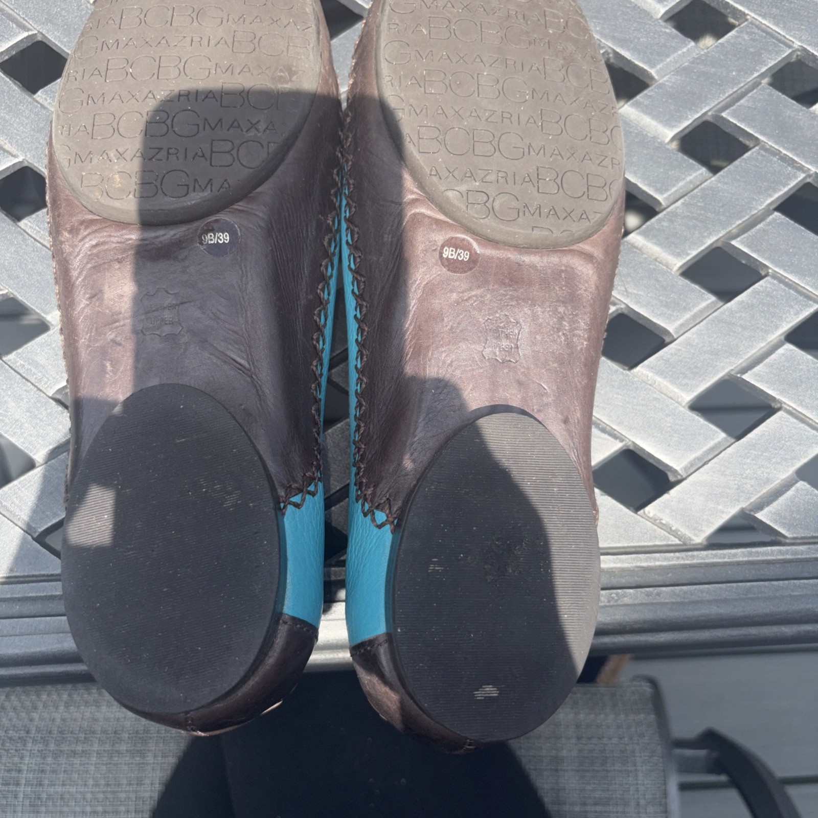 BCBGMAZRIA Lagoon/ MAHOGANY Slip On Shoe . Size 9M