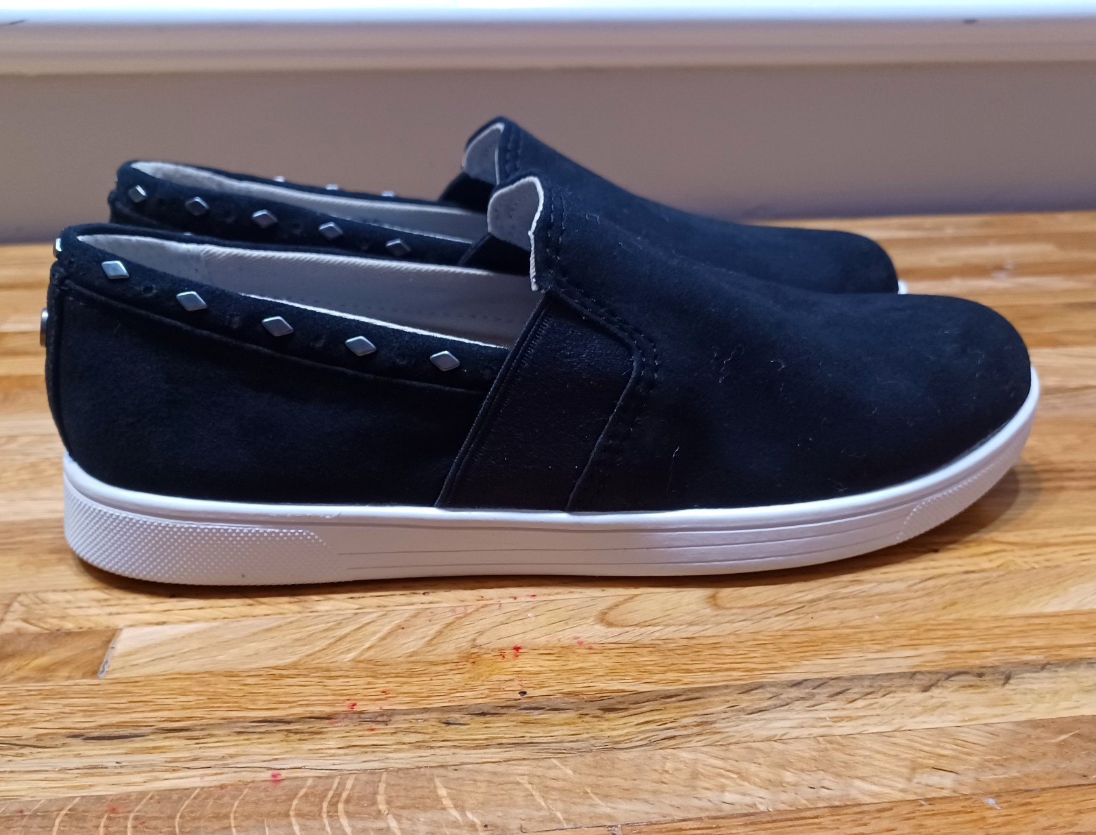 Spenco Santa Barbara Women’s Size 6 D Sneakers Rivet Slip-On Suede Shoes