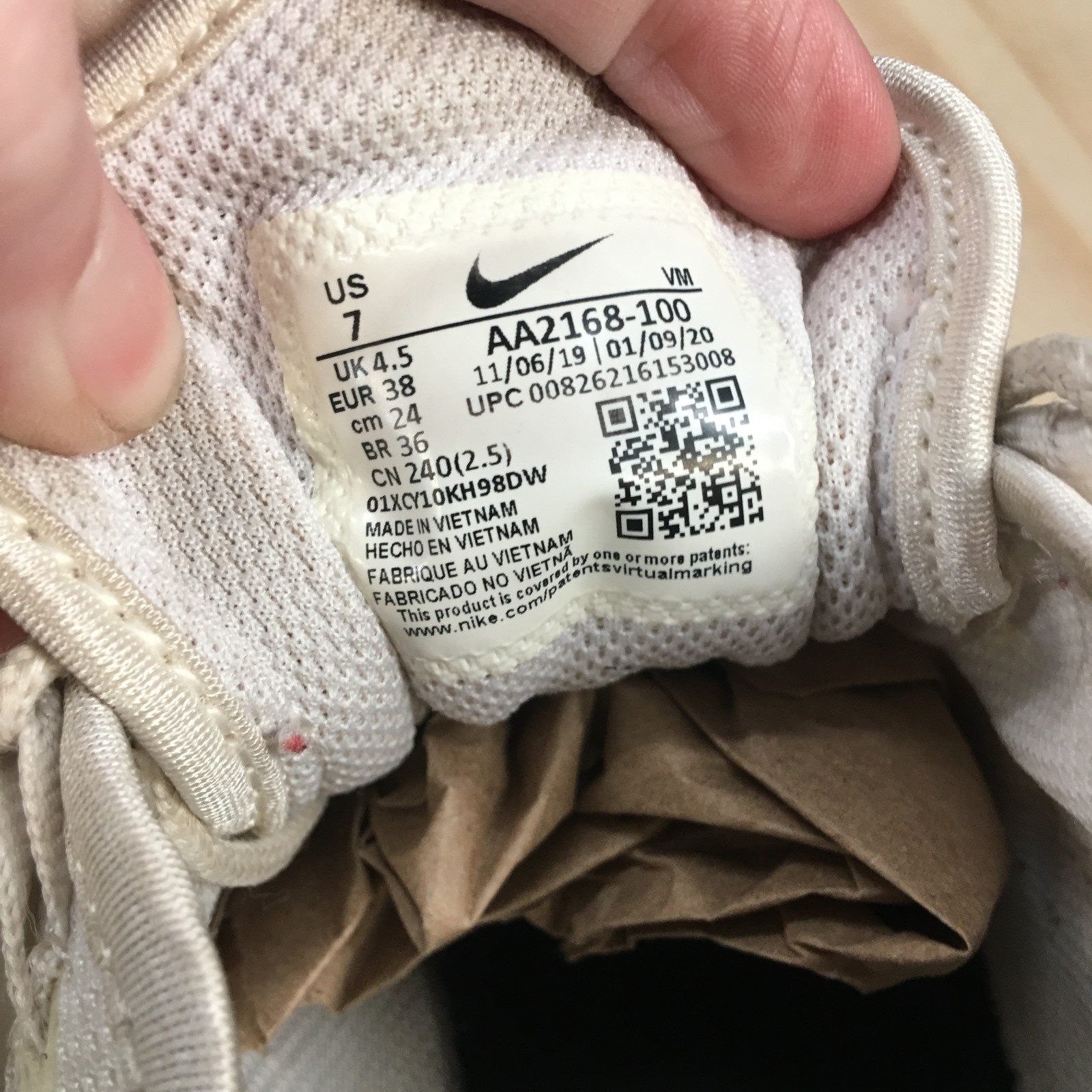 Nike Shoes Womens 7 Air Max Axis Sneakers White Mesh Lace Up Sports AA2168-100