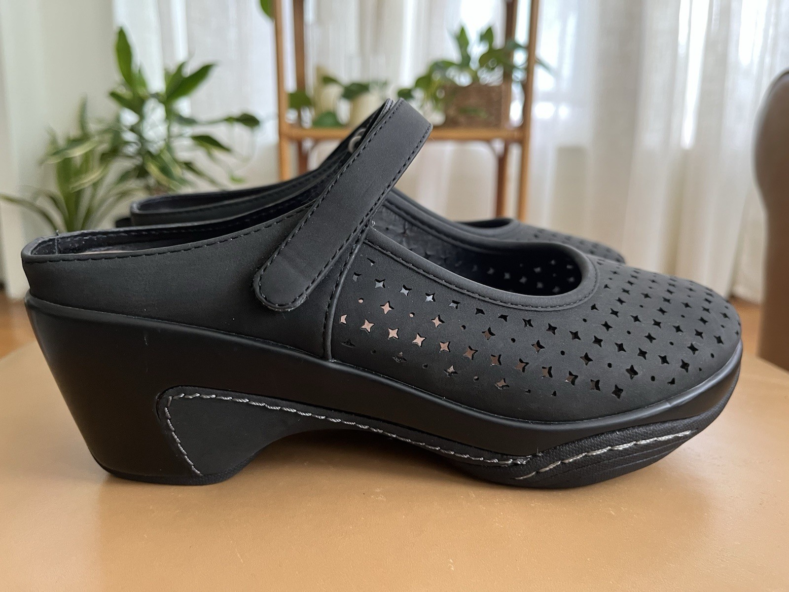 White Mountain Vinto Mary Jane Platform Clogs Women’s Size 8M Black Laser Cut