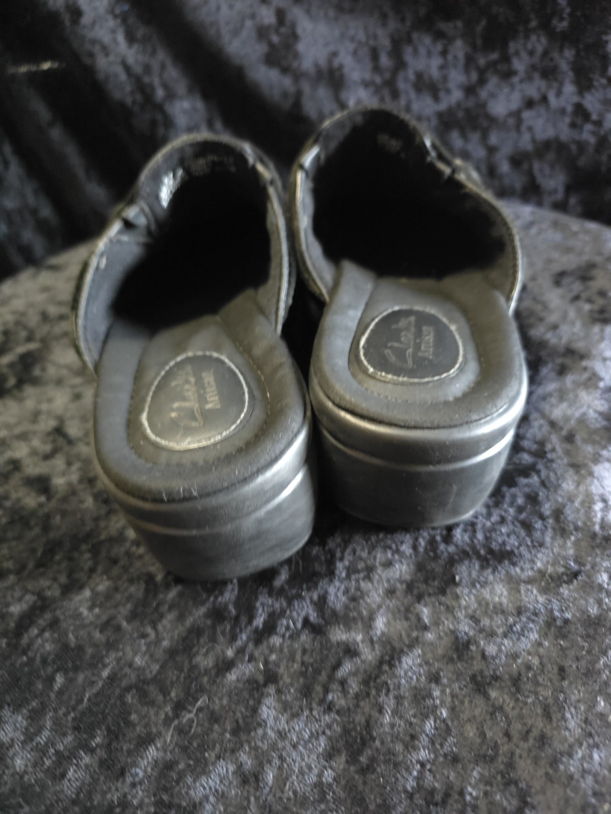 Clarks Artisan Black Leather Mule Clogs Womens 9M Slip-On Comfort Button