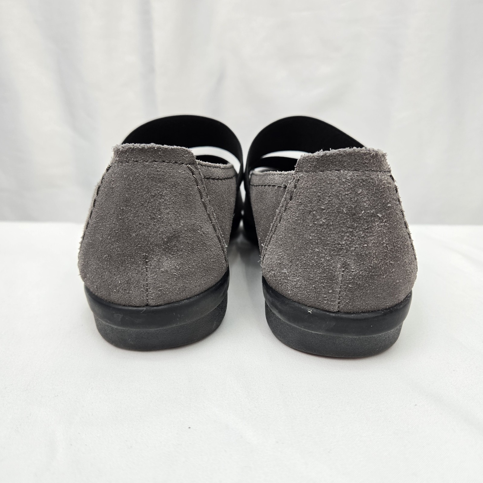 Clark’s Collection Soft Cushion Grey Suede W/Elastic Straps Comfort SZ 8 READ