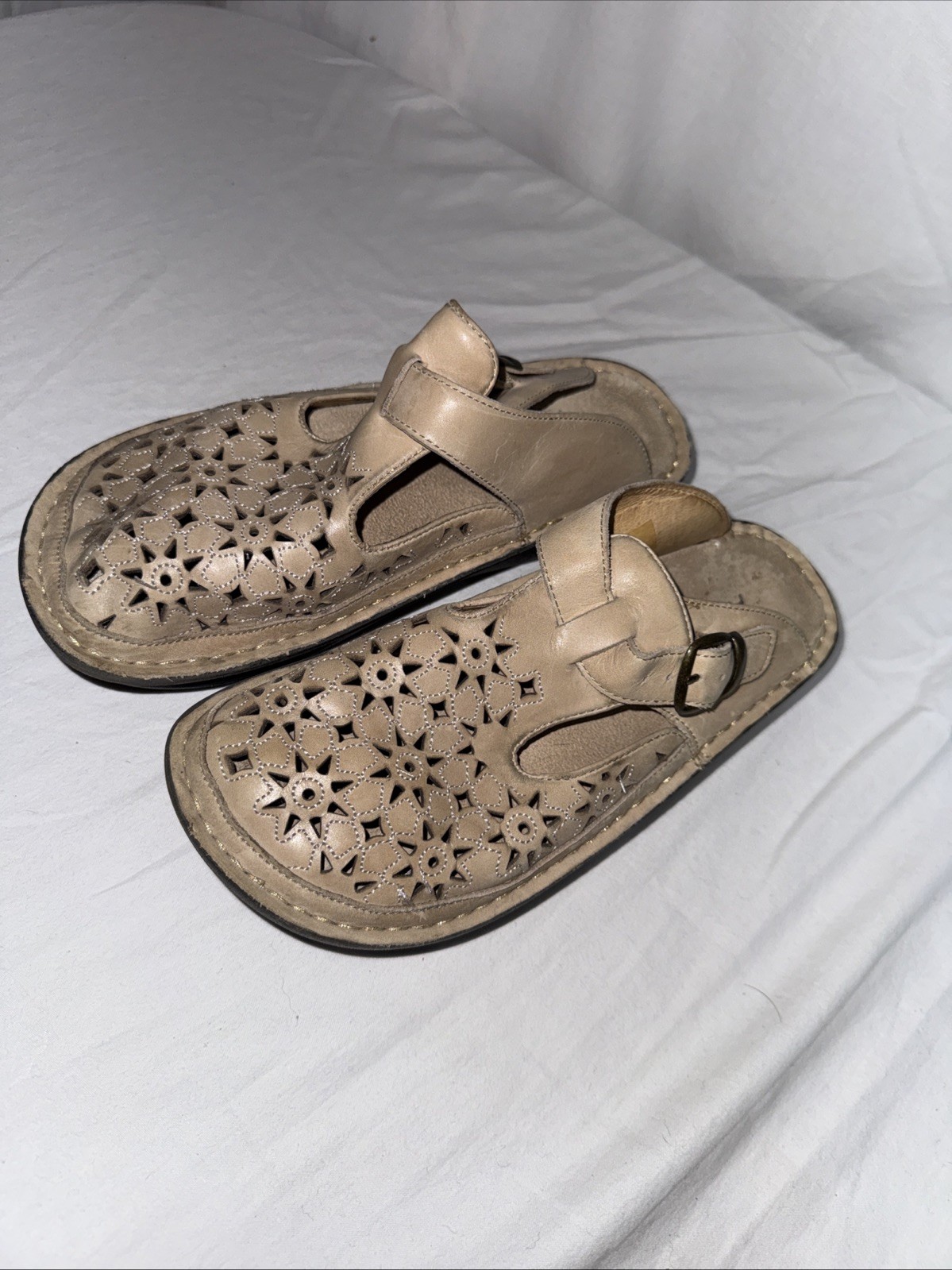 Alegria Classic Women’s Clogs Sz 7 (37) Tan/ Beige Laser Cut Floral Slides EUC