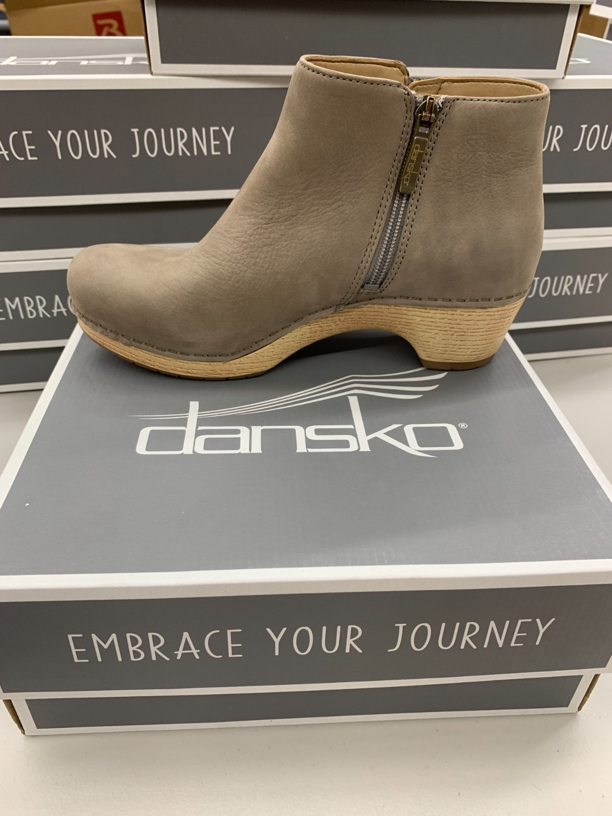 Dansko Lizanne Milled Nubuck Womens 37 38 39 40 41 2217-151400 Bootie Clog Taupe