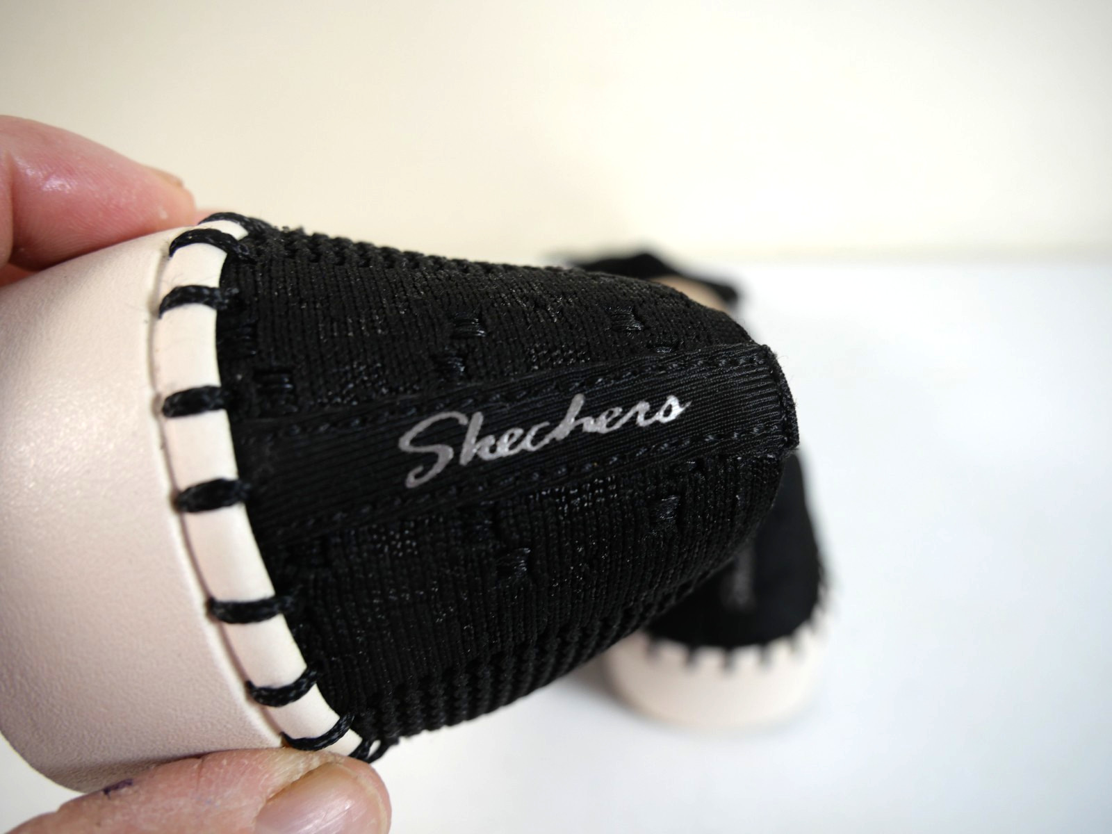 SKECHERS Women’s 6.5 M Black Mesh Air-Cooled Memory Foam Comfort Shoes NEW, Bow