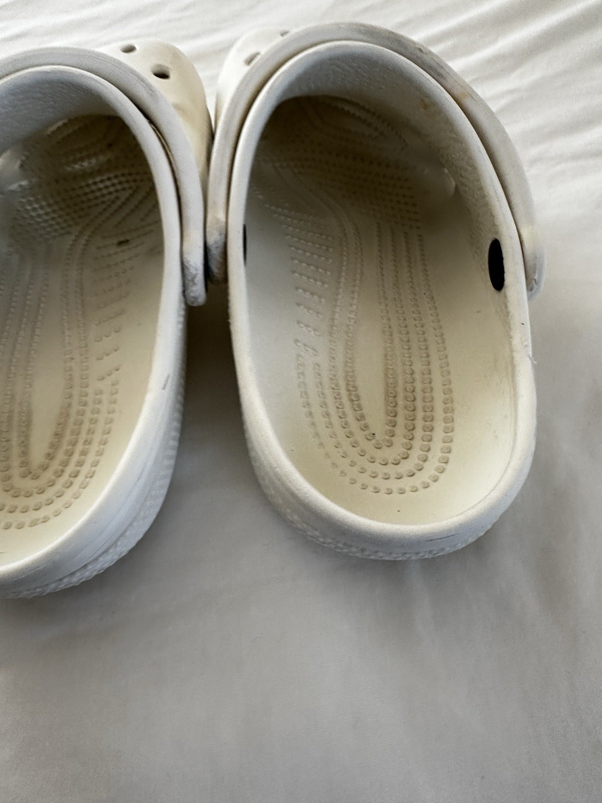 Crocs Unisex White Classic Slip-On Sandals, Ultra Light, Water-Friendly, M4W6
