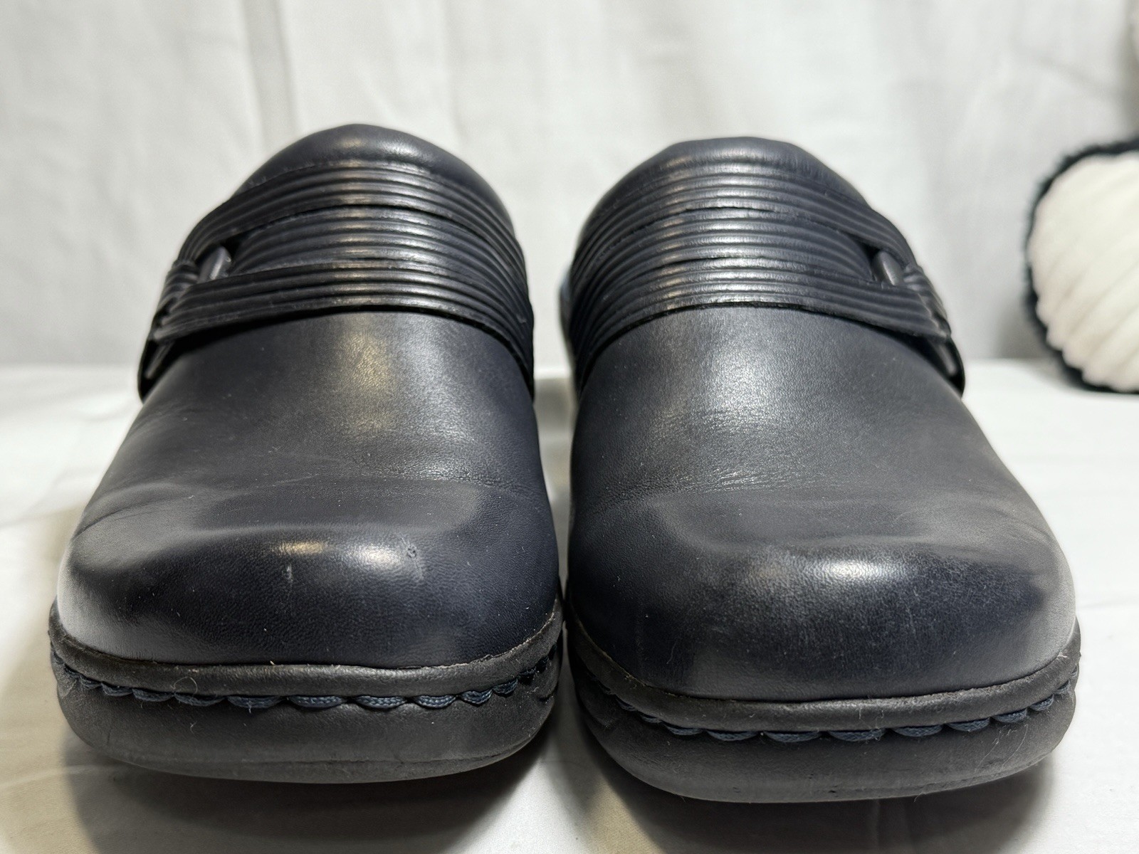 Clarks Leather Slip on Mules / Clogs – Women’s Size 7.5 M – Navy Blue
