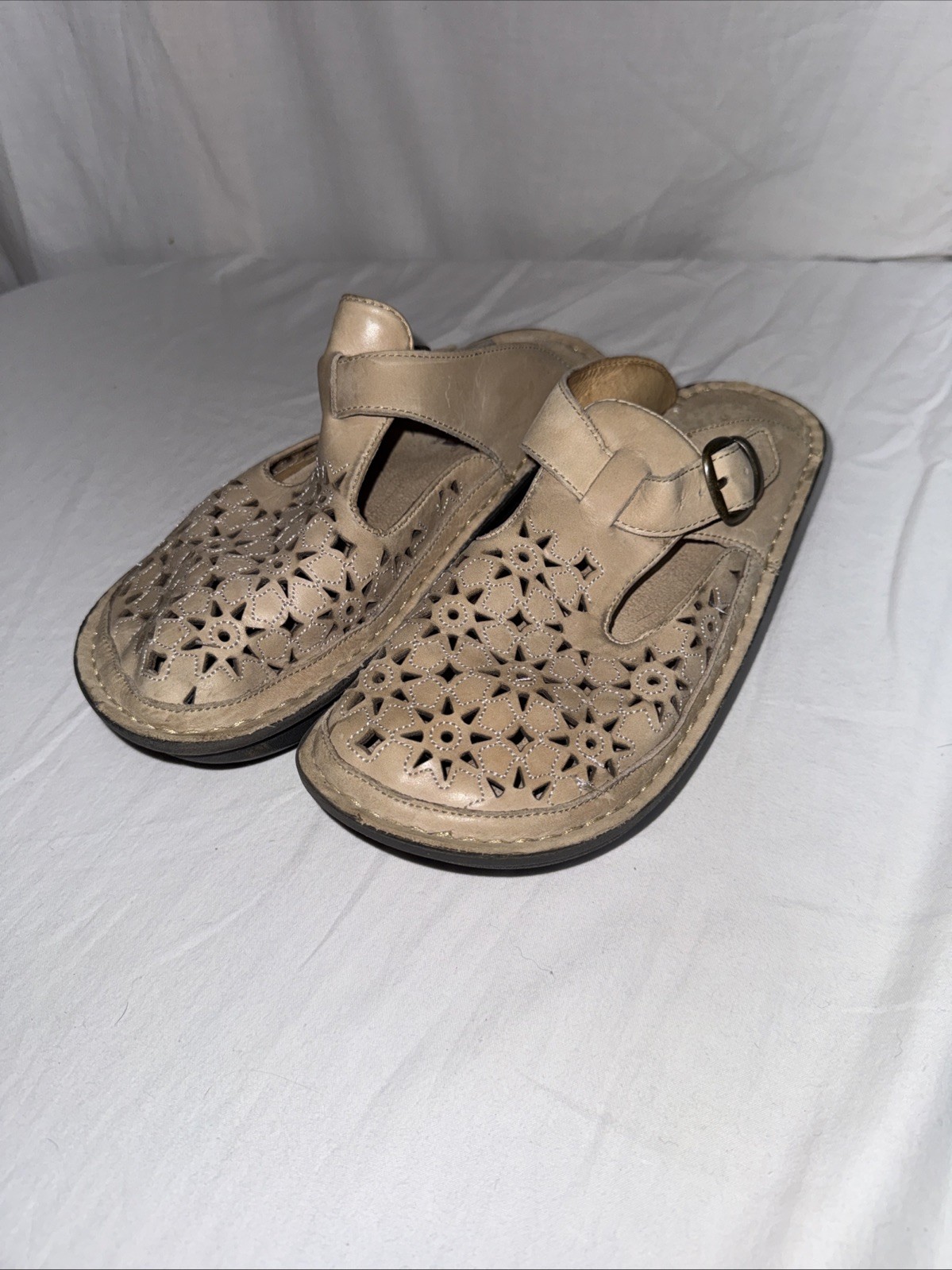 Alegria Classic Women’s Clogs Sz 7 (37) Tan/ Beige Laser Cut Floral Slides EUC
