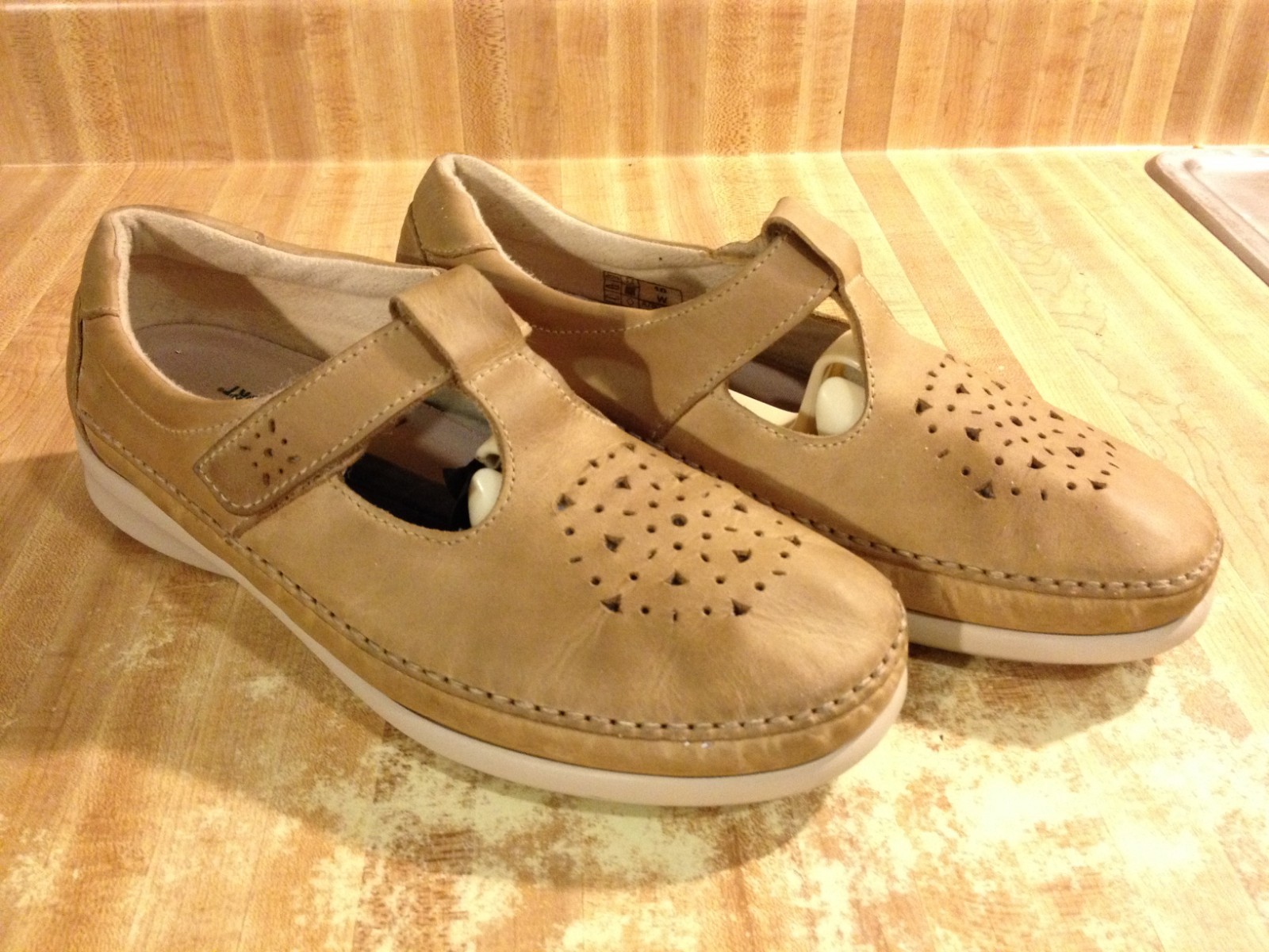 SAS Tripad Womens 10W Willow Beige Tan Leather T-Strap Mary Jane Sneakers WIDE