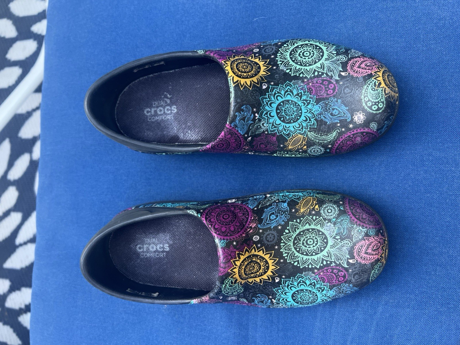 Crocs Graphic Print Multi Color Clogs Women’s Sz 5