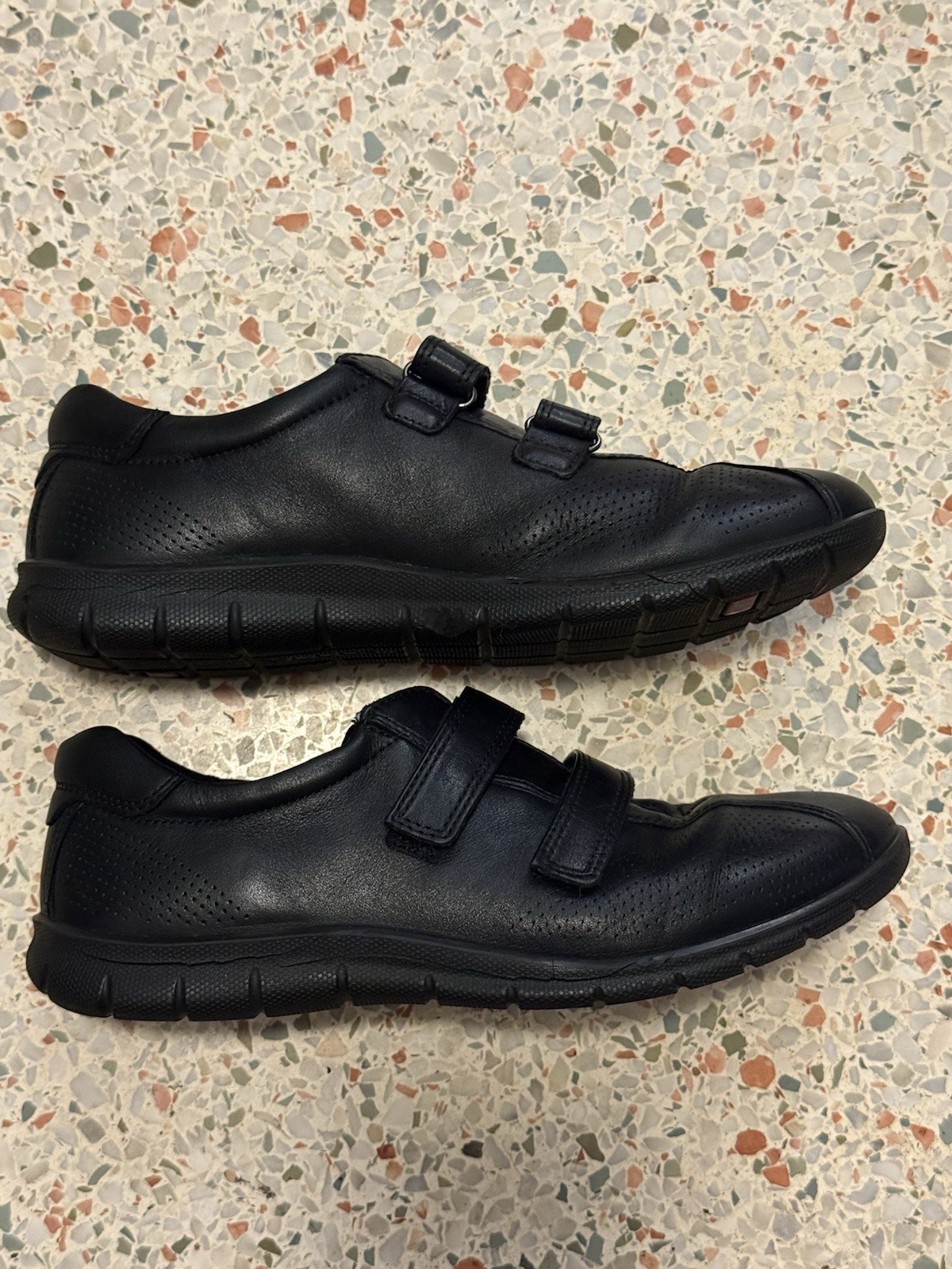 ECCO Leather Hook & Loop Strap Casual women ‘s Sneakers Black Round Toe 8.5