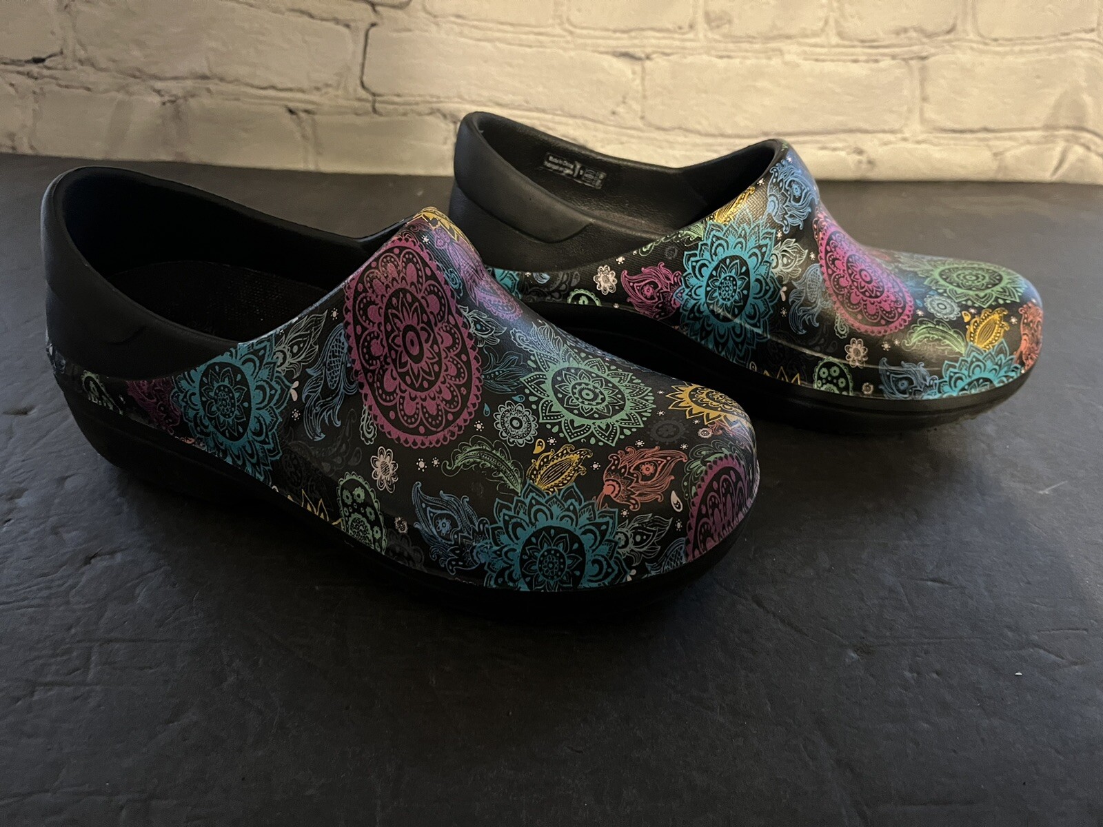 Crocs Graphic Print Multi Color Clogs Women’s Sz 5