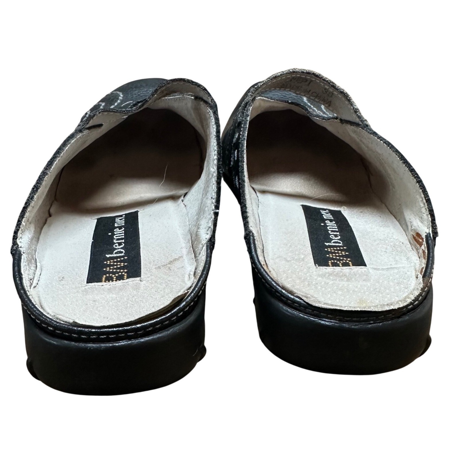Bernie Mev Pepi Black Leather Clogs Mules Contrast Stitch Womens Size 38 7.5-8