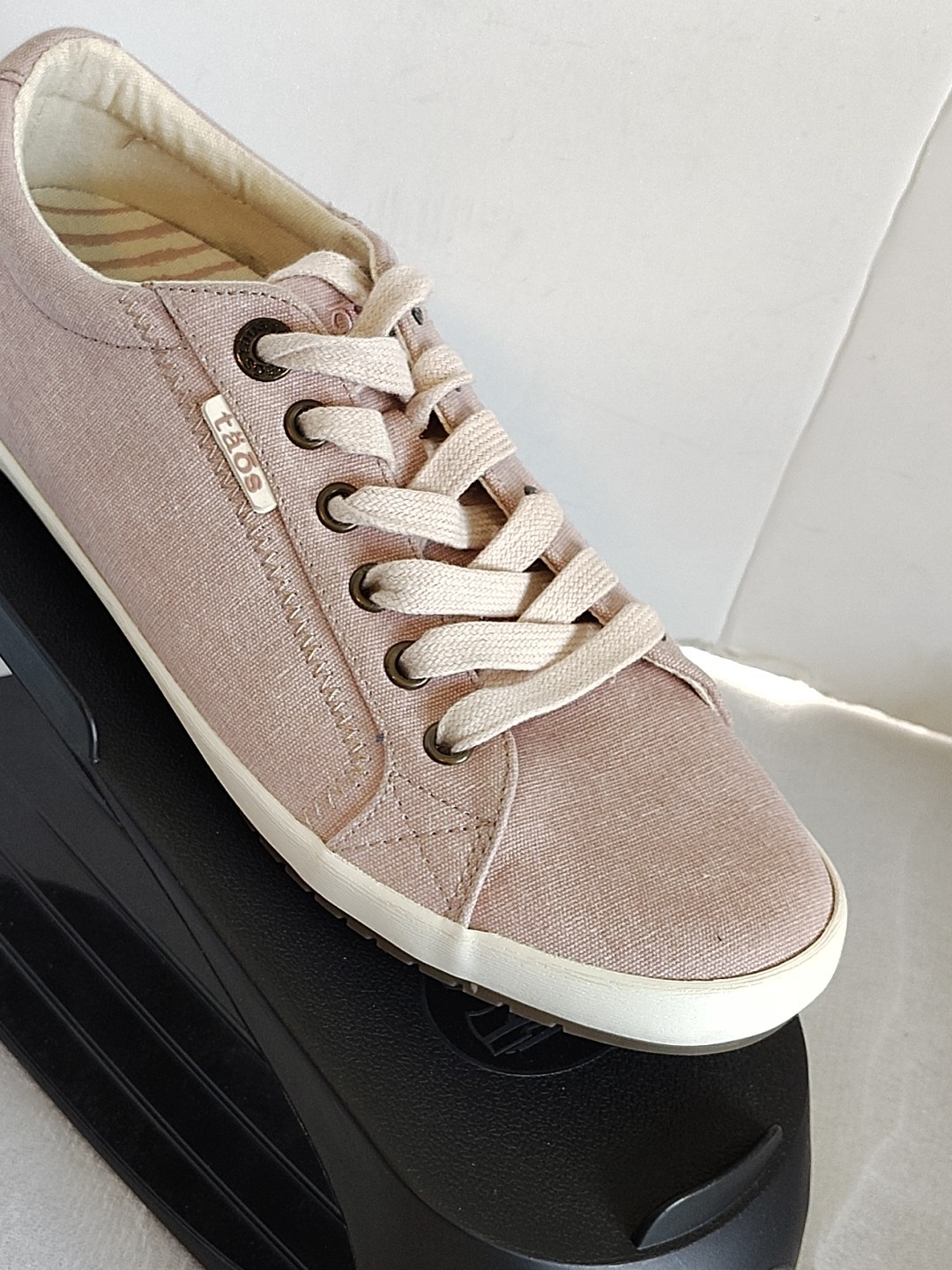 8.5 WORN ONCE Taos STAR Washed Canvas Low Top Sneakers Shoes Blush Lavender