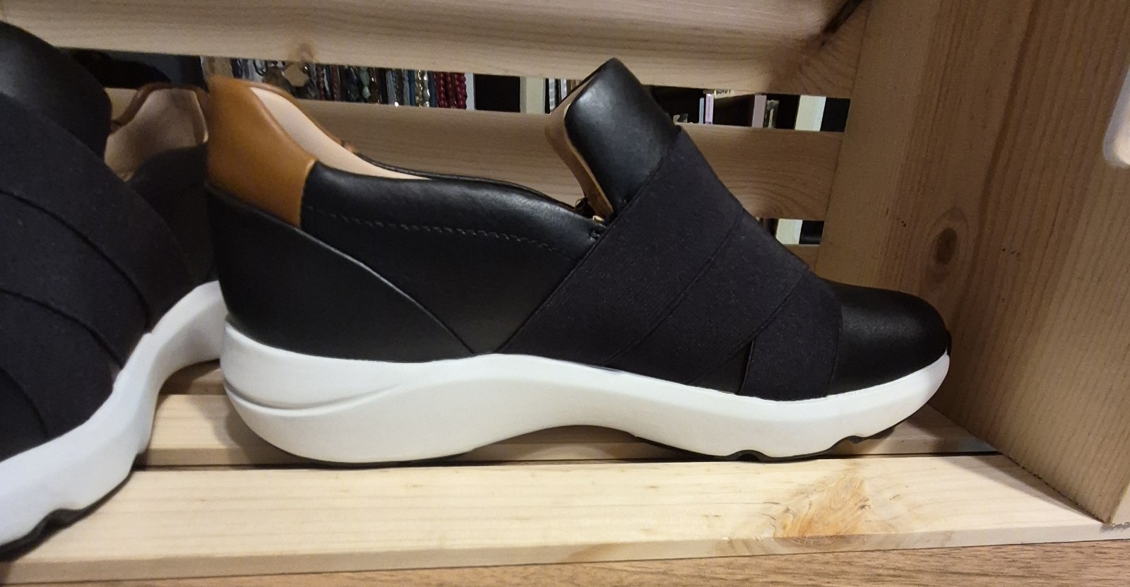 NWOB Clark’s Artisan Unstructured Tivoli Strap Blk Leather Sneakers Womens US 9