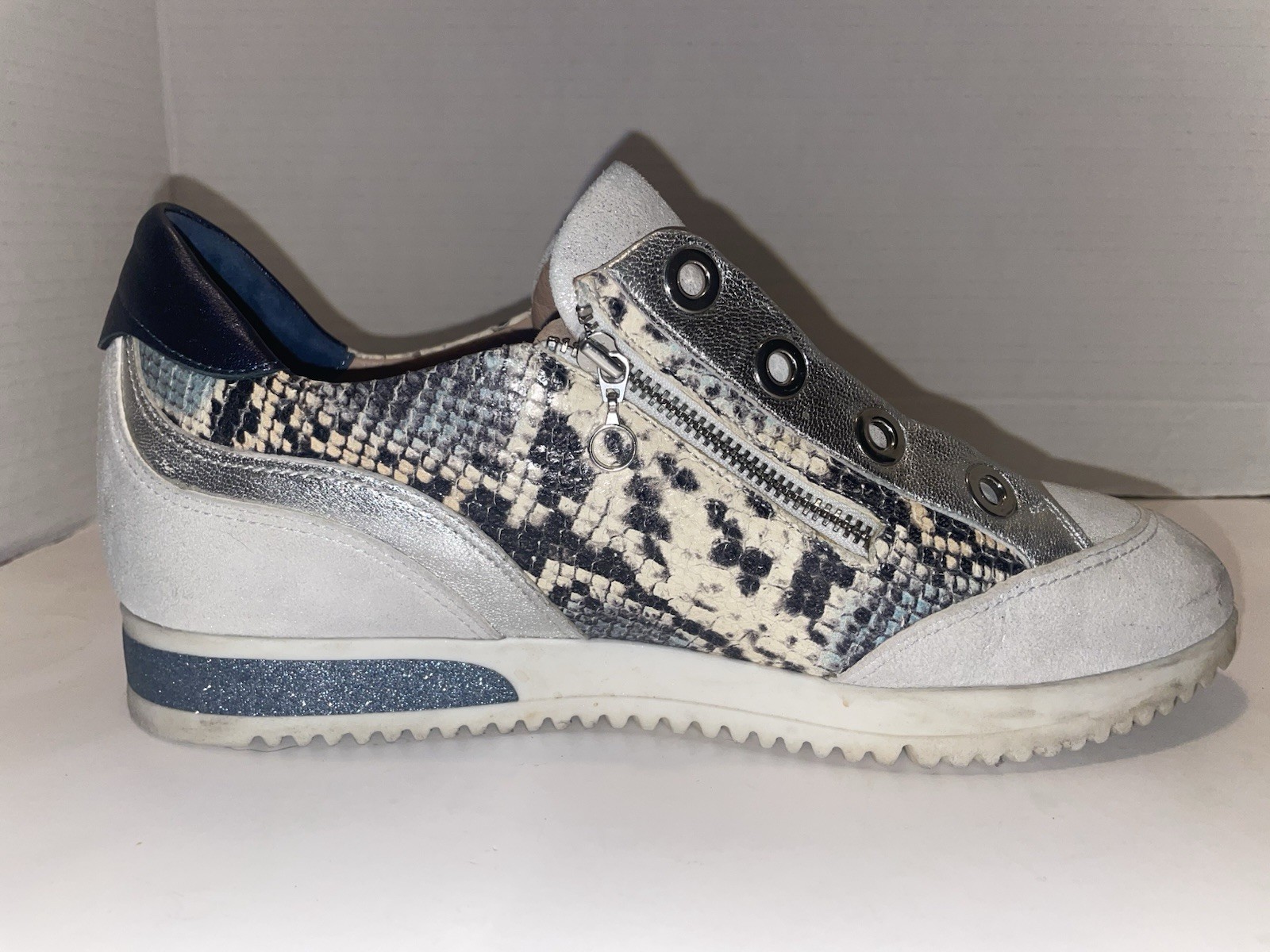 Softwaves Women’s Python Print Sneaker Sz 8 Platform Arch Support No Laces, Zip