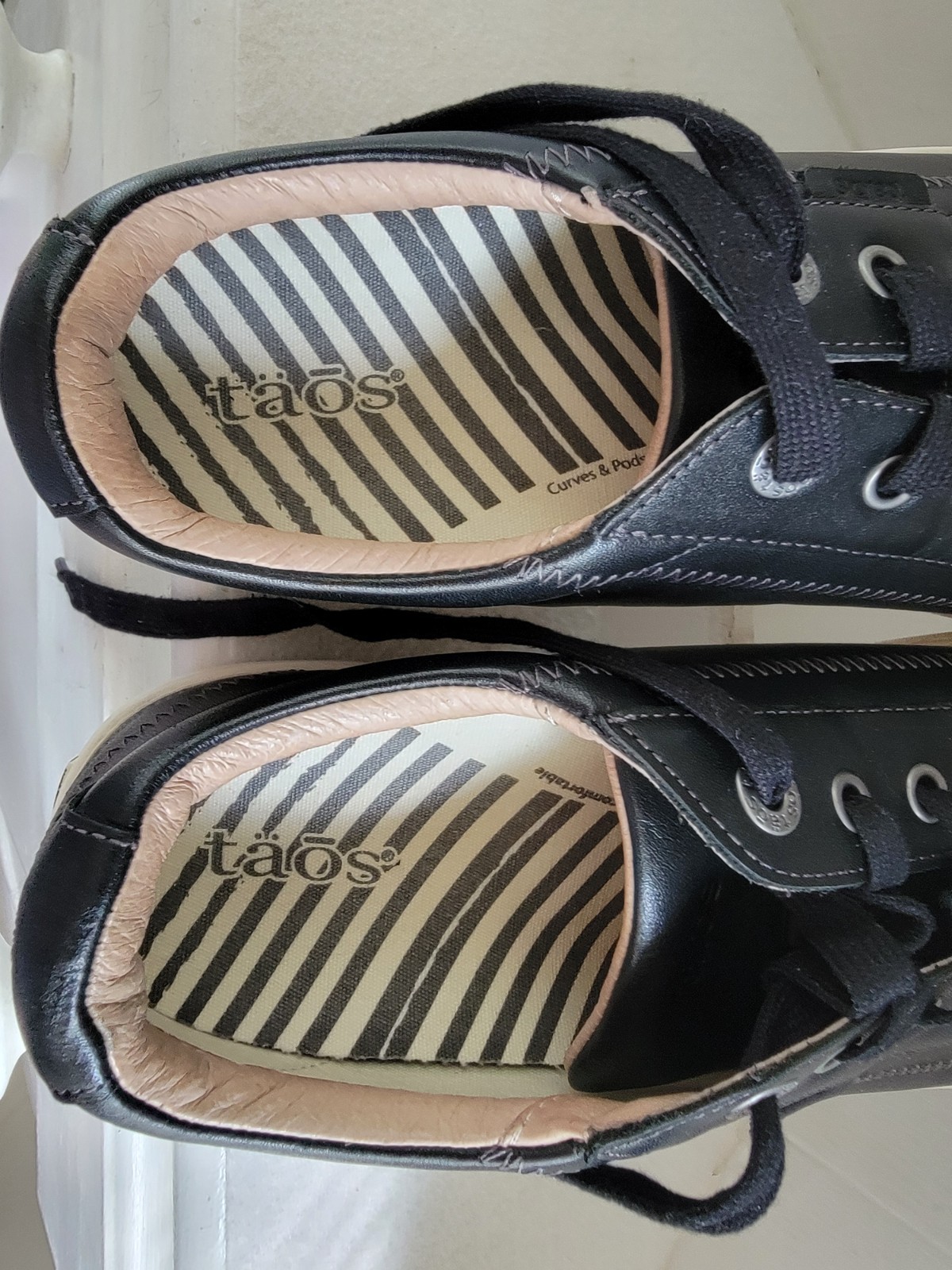 Taos Onward Black Leather Sneakers Size 11 Comfort Arch Support Insole Tie Shoes
