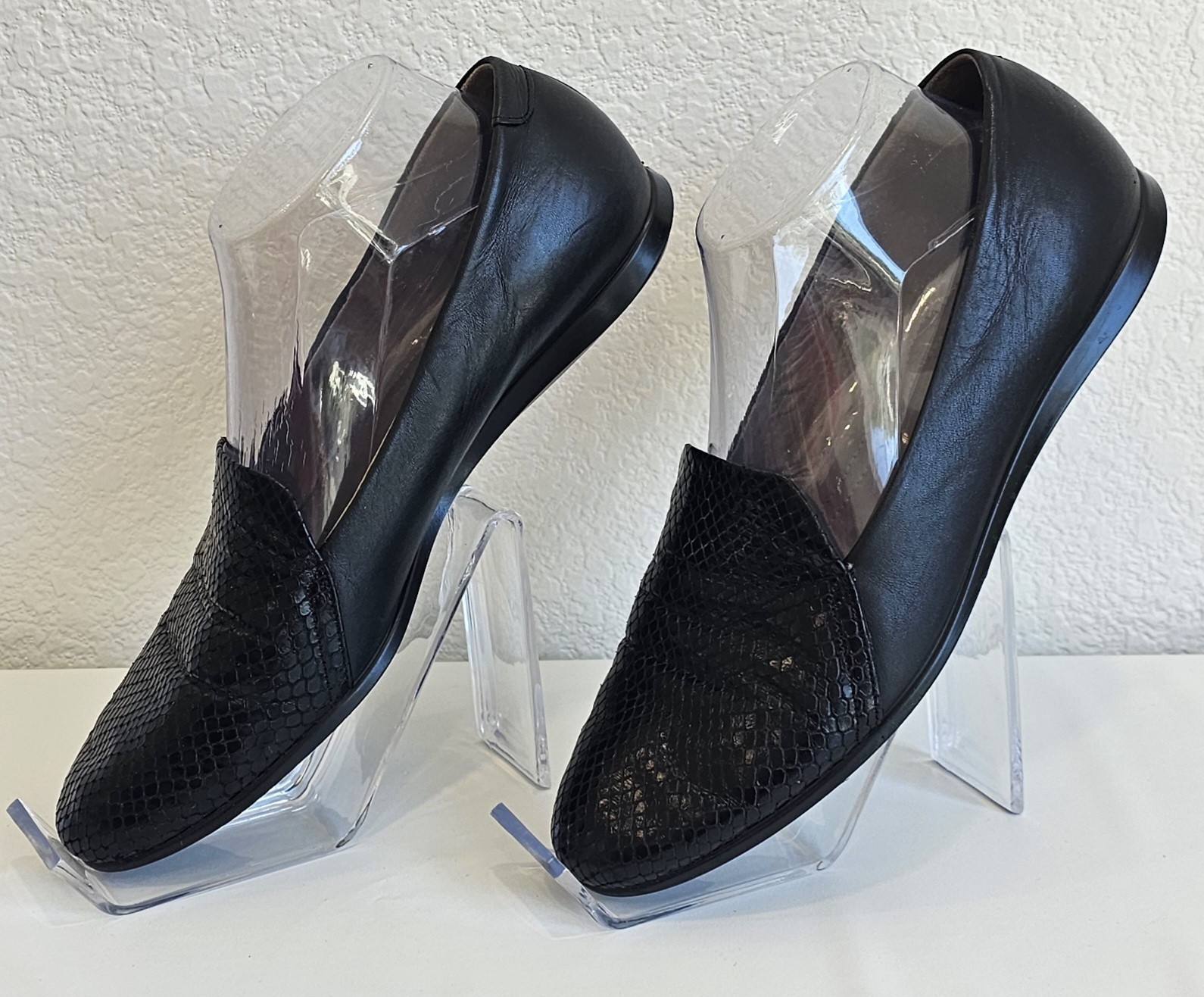 ECCO Women’s Black Leather Slip On Loafers Snake Embossed Comfort Shoes EU 39