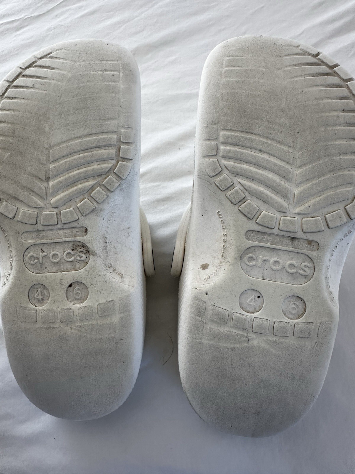 Crocs Unisex White Classic Slip-On Sandals, Ultra Light, Water-Friendly, M4W6