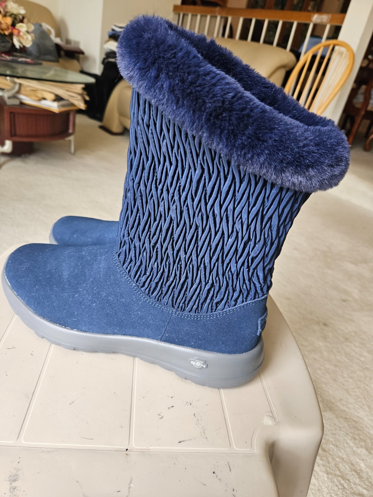 SKECHERS GEN WOMENS SLIP IN US 9 SUEDE AND TEXTILE UPPER SHOES. FAUX FUR LINING