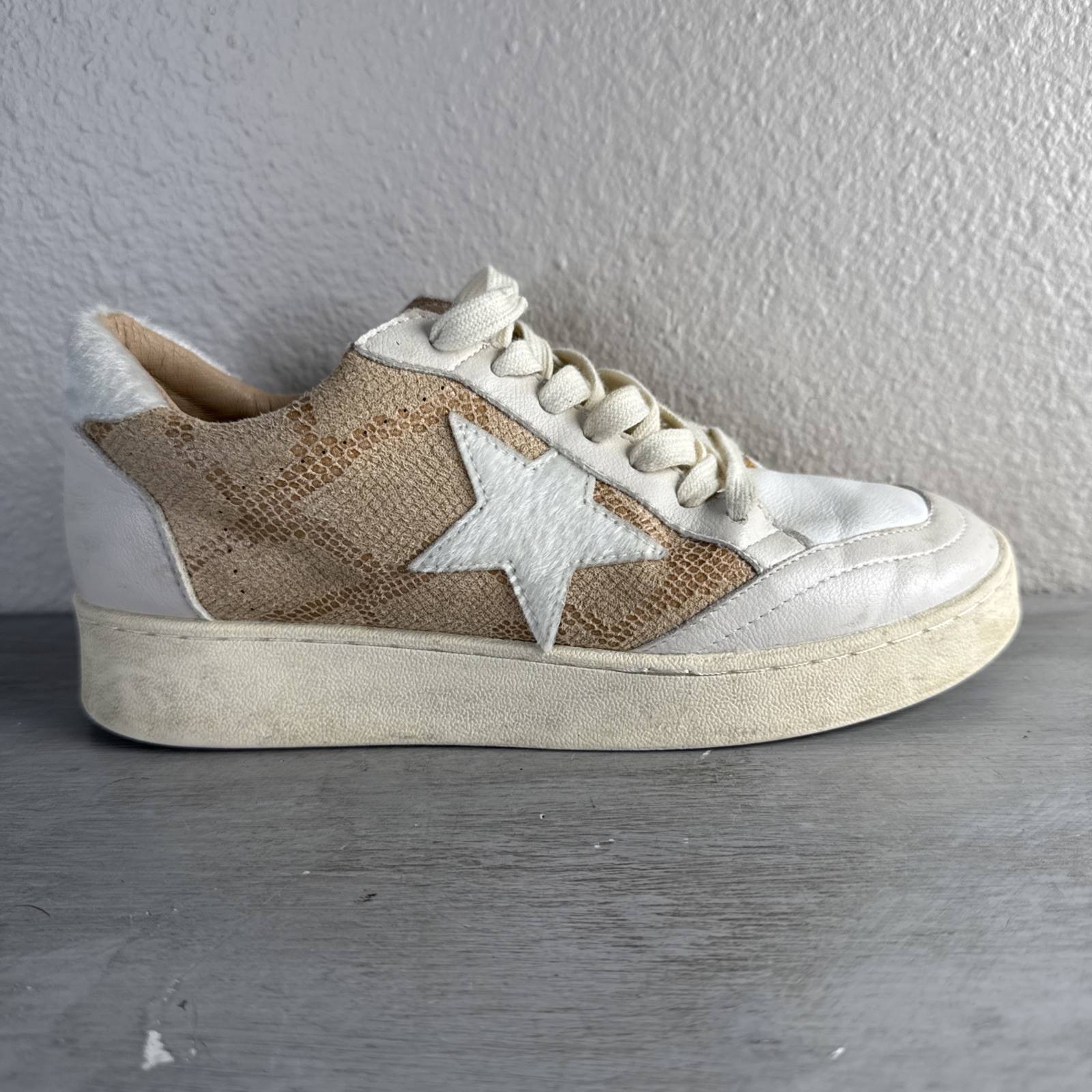 Oasis Society Women’s Shoes size 6, White & Beige Snake Print Faux Leather